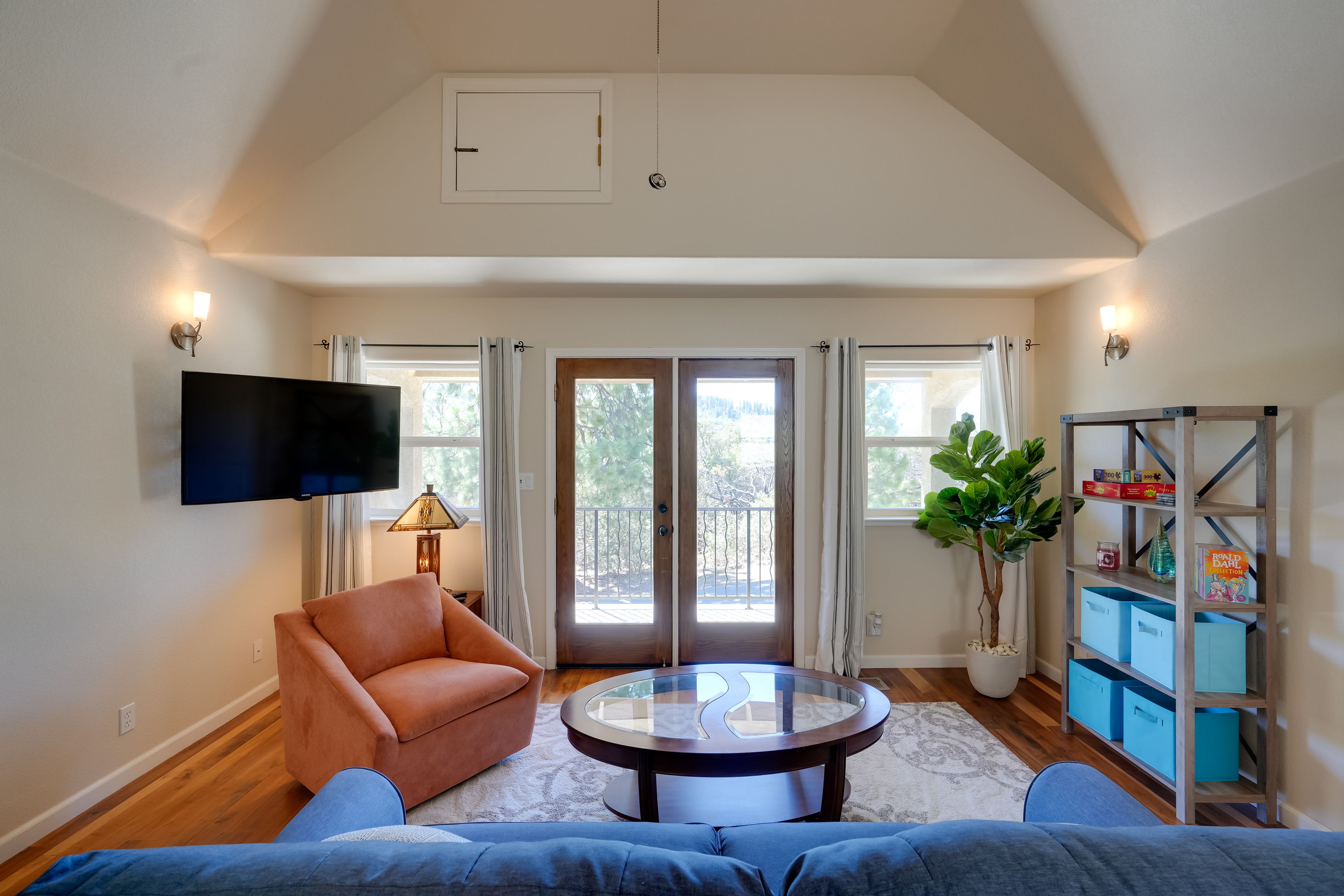 Living Room | Smart TV | Queen Sleeper Sofa | Central Heating & A/C