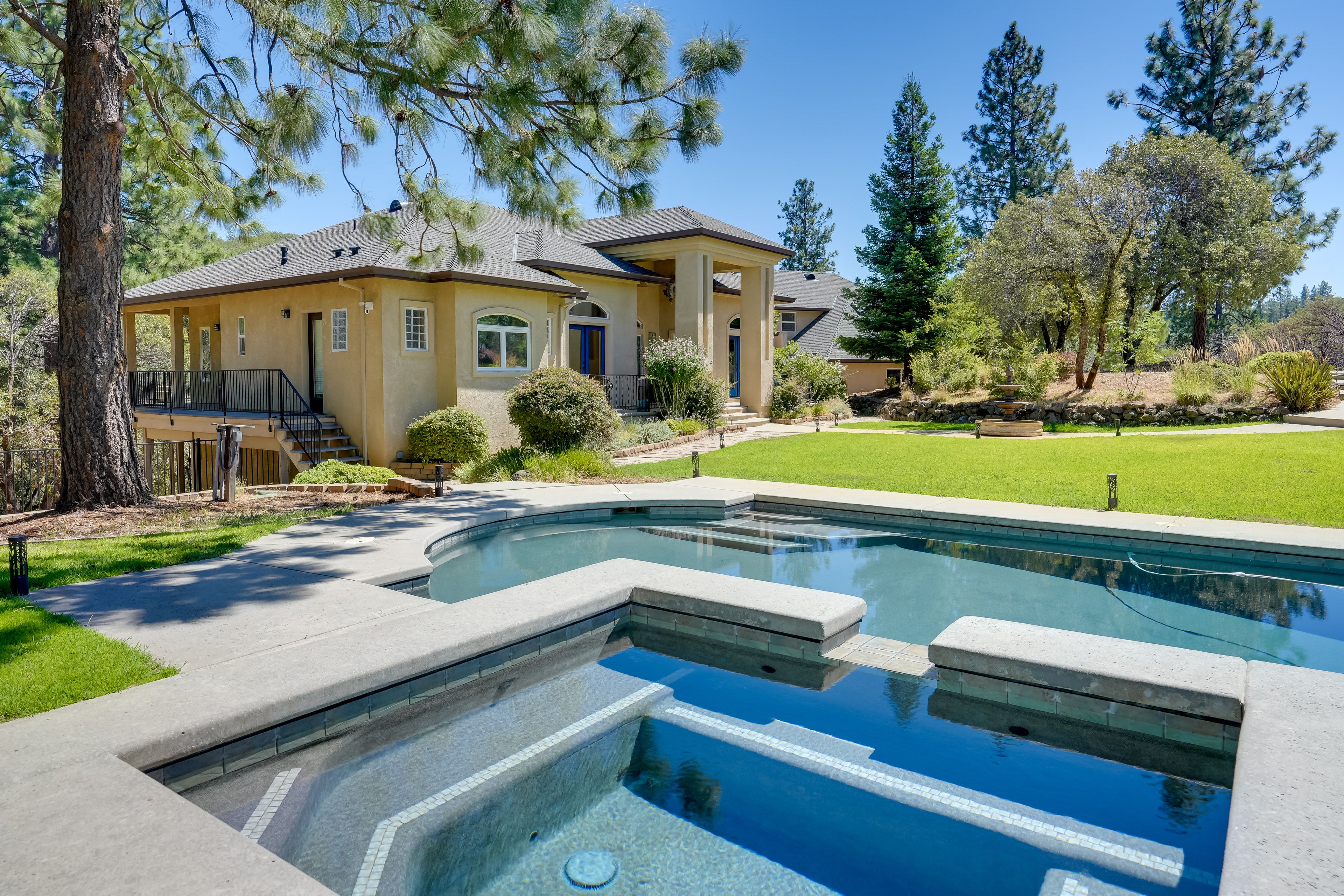 Outdoor Pool (Open Seasonally) | Pool Depth (3'-8') | Hot Tub