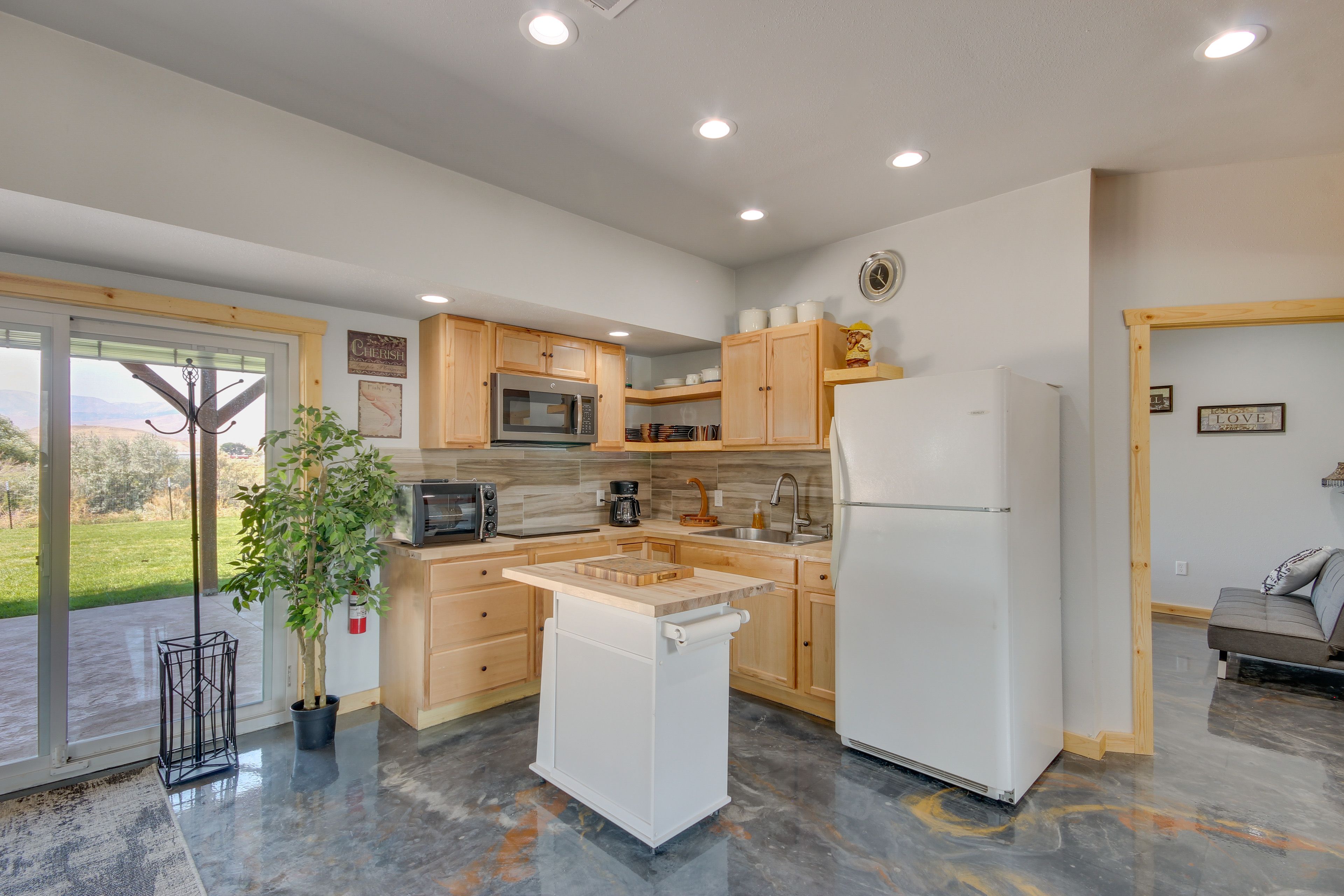 Kitchen | Coffee Maker | Toaster Oven