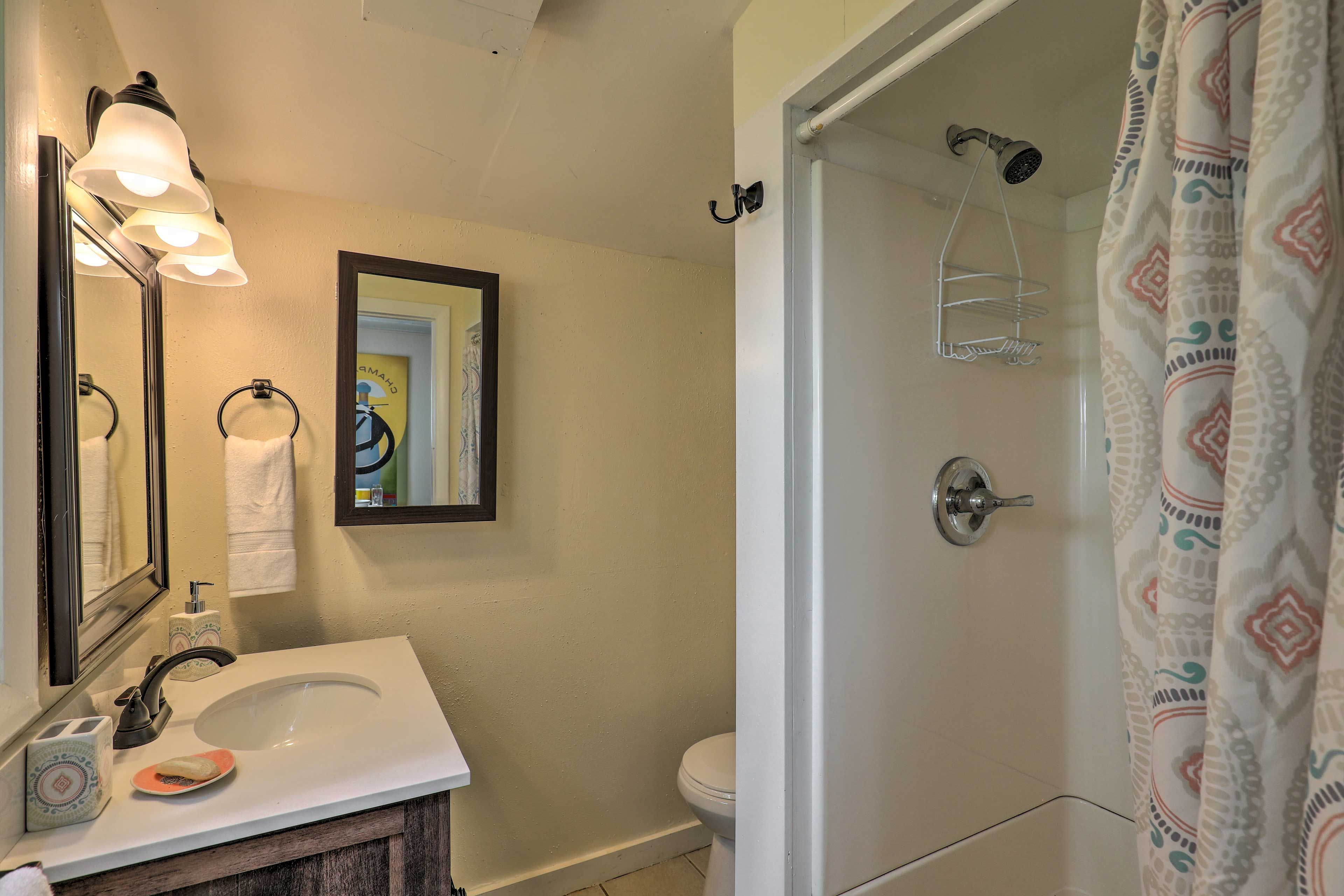 Full Bathroom | Towels Provided