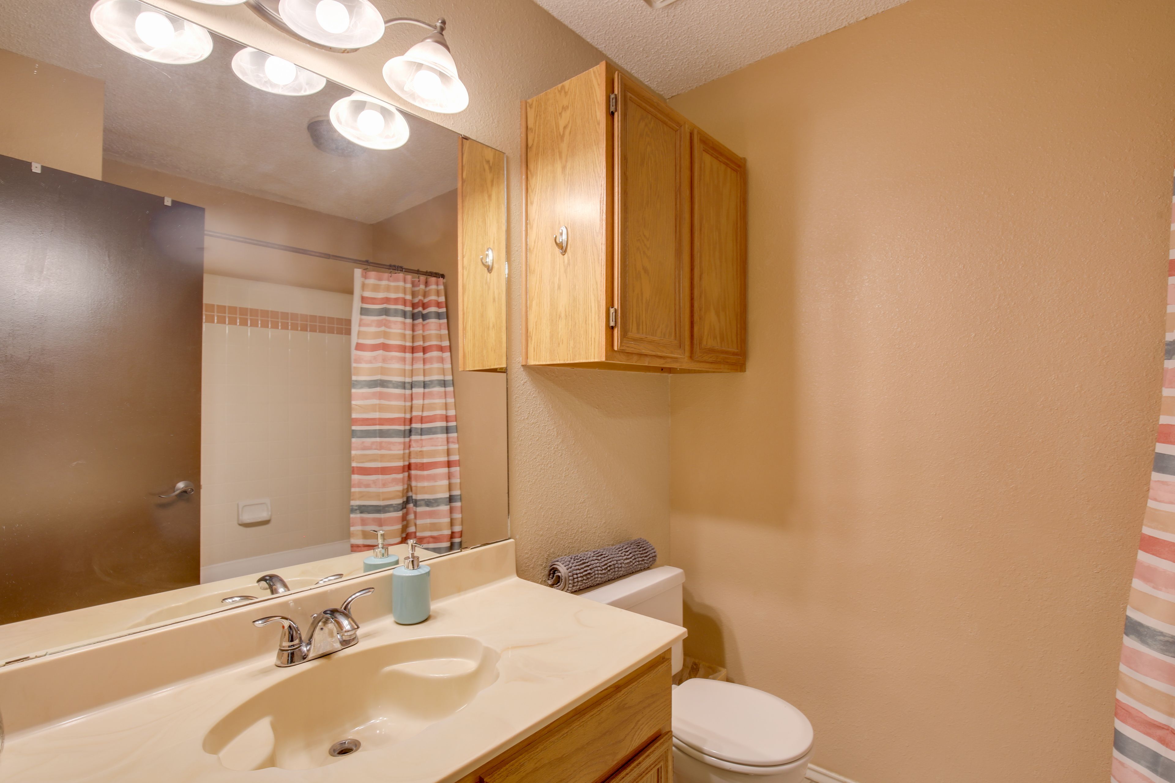 Full Bathroom | 2nd Floor | Complimentary Toiletries