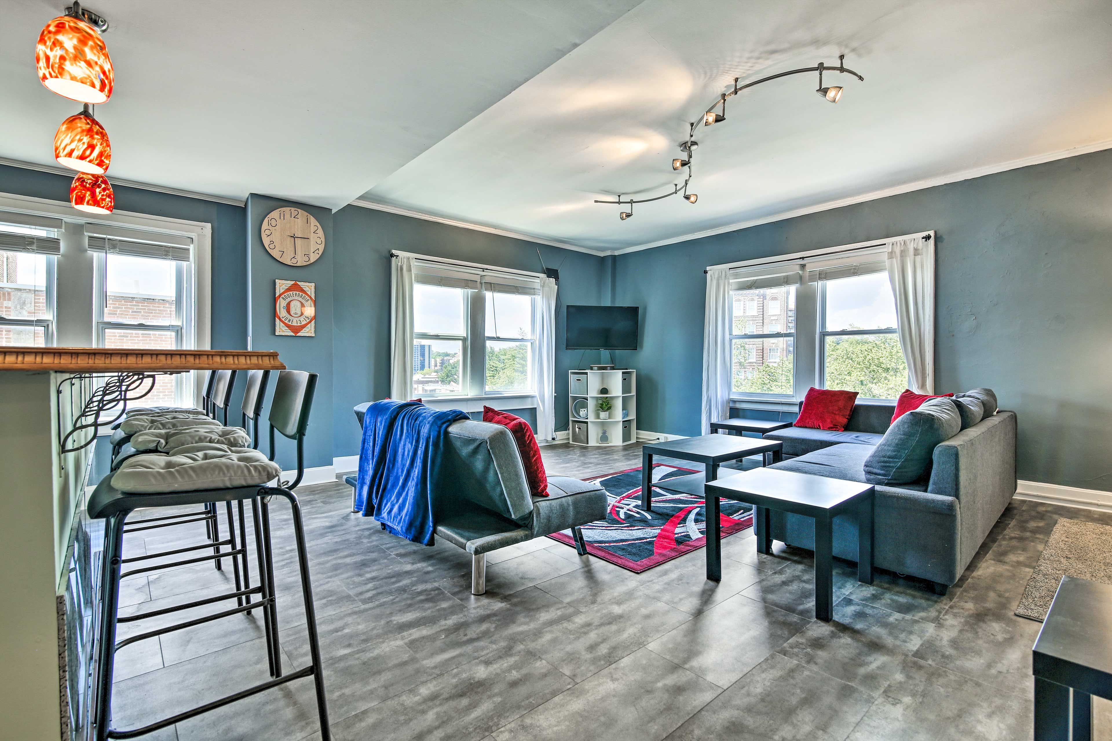 Living Room | Queen Sleeper Sofa | Main Floor | Smart TV w/ Cable | Free WiFi