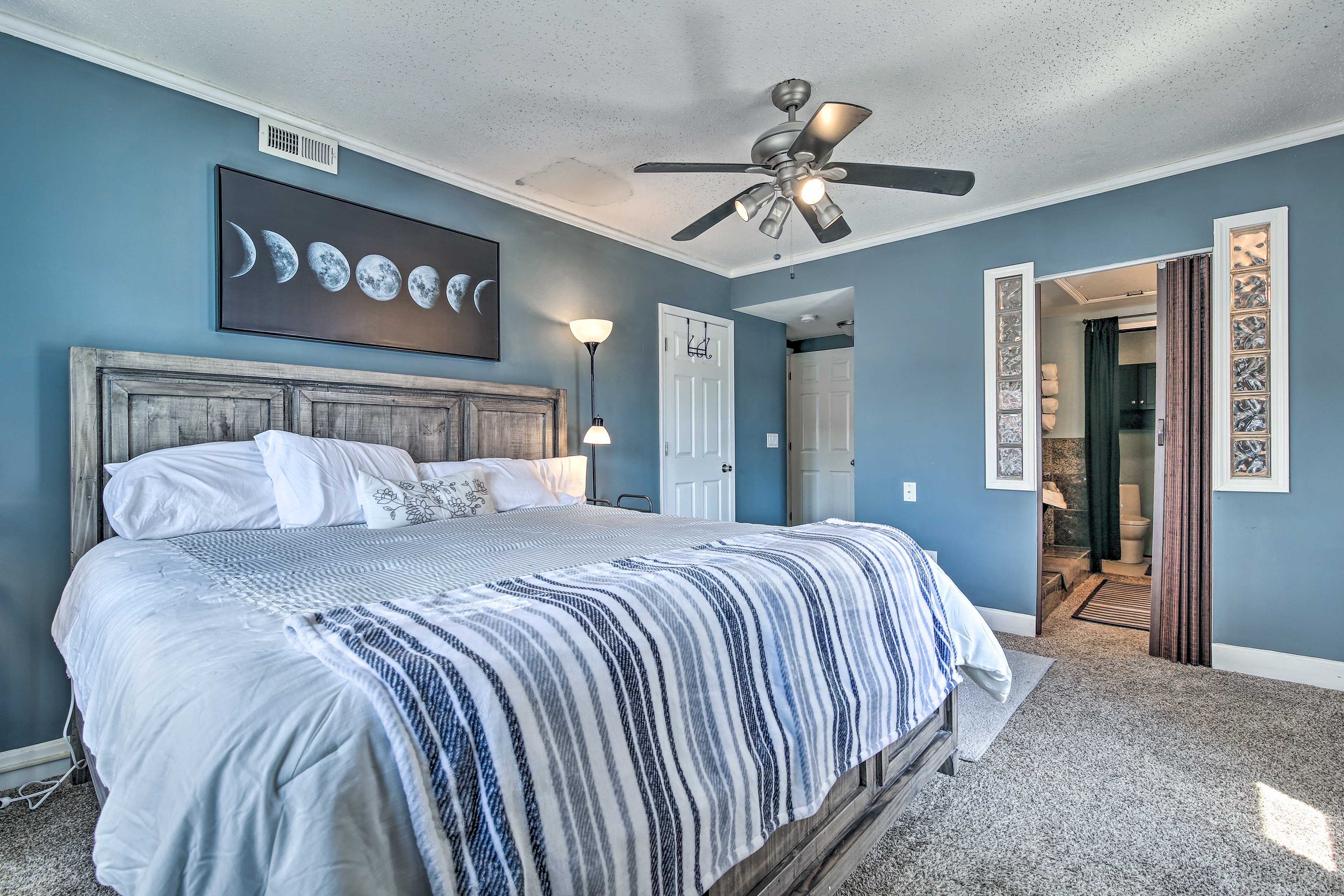 Bedroom 1 | King Bed | Central Air Conditioning | En-Suite Bathroom