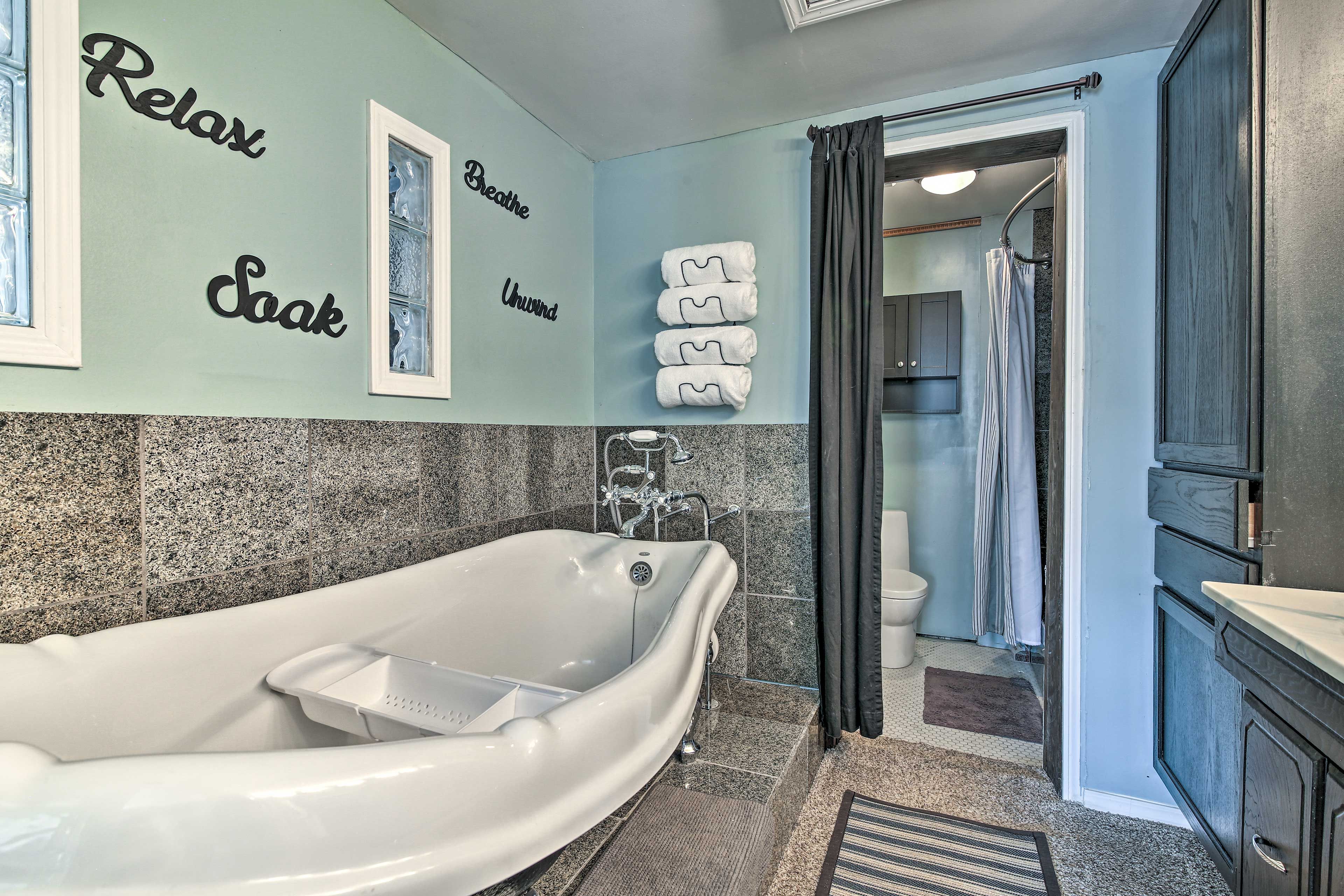 Full Bathroom | Complimentary Toiletries | Roll-In Shower
