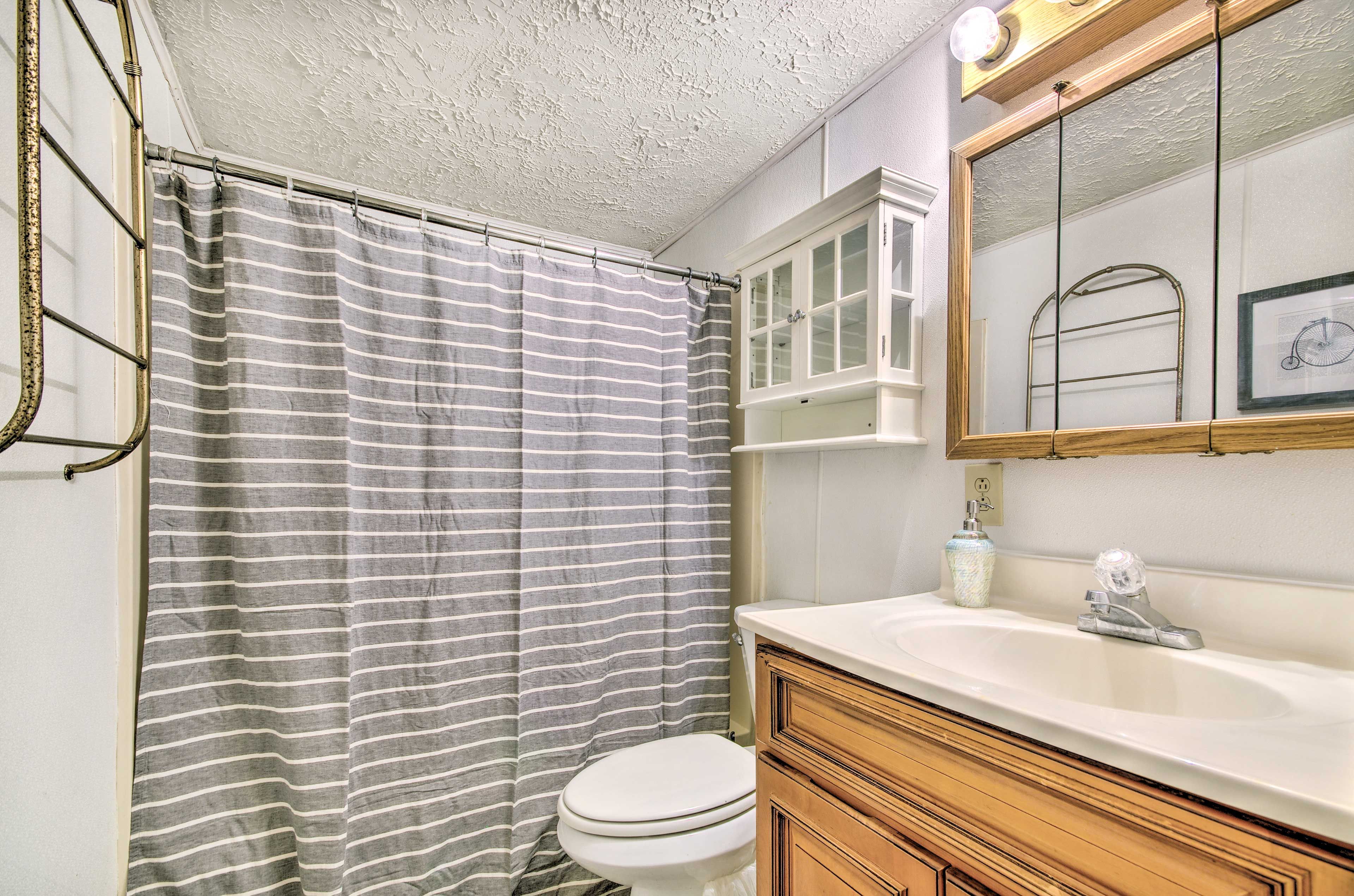 Full Bathroom | Towels Provided | Complimentary Toiletries
