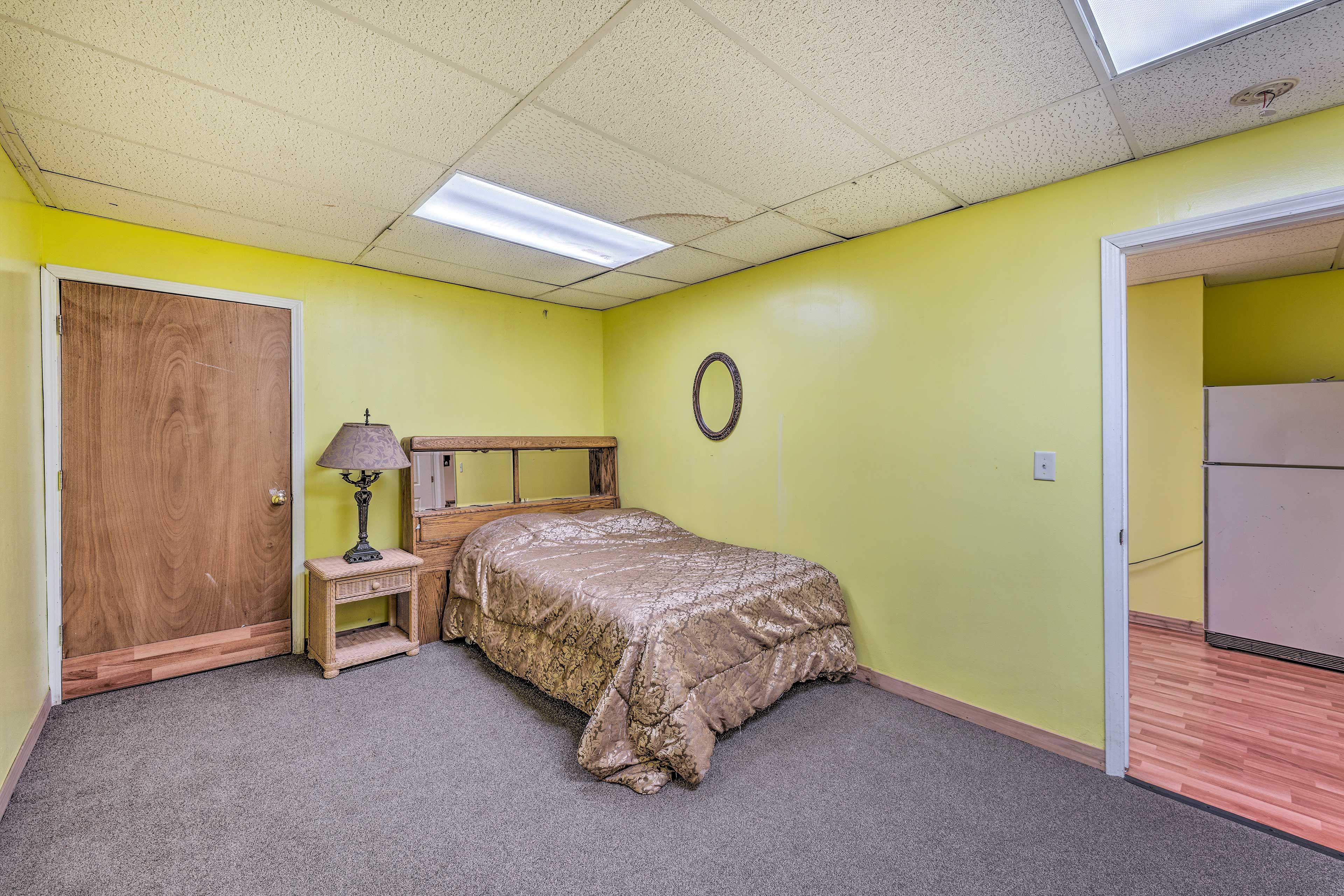 Bedroom | Full Bed | Hangers