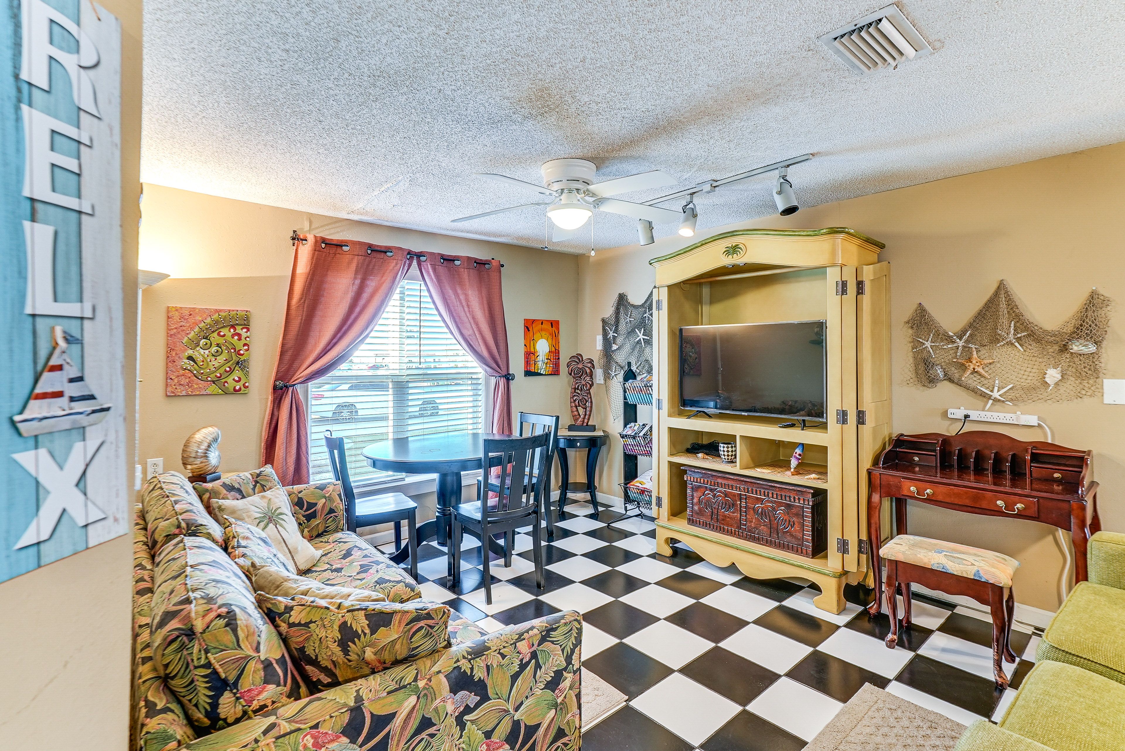 Living Room | Central A/C & Heating | 3 Sleeper Sofas | Smart TV w/ Cable