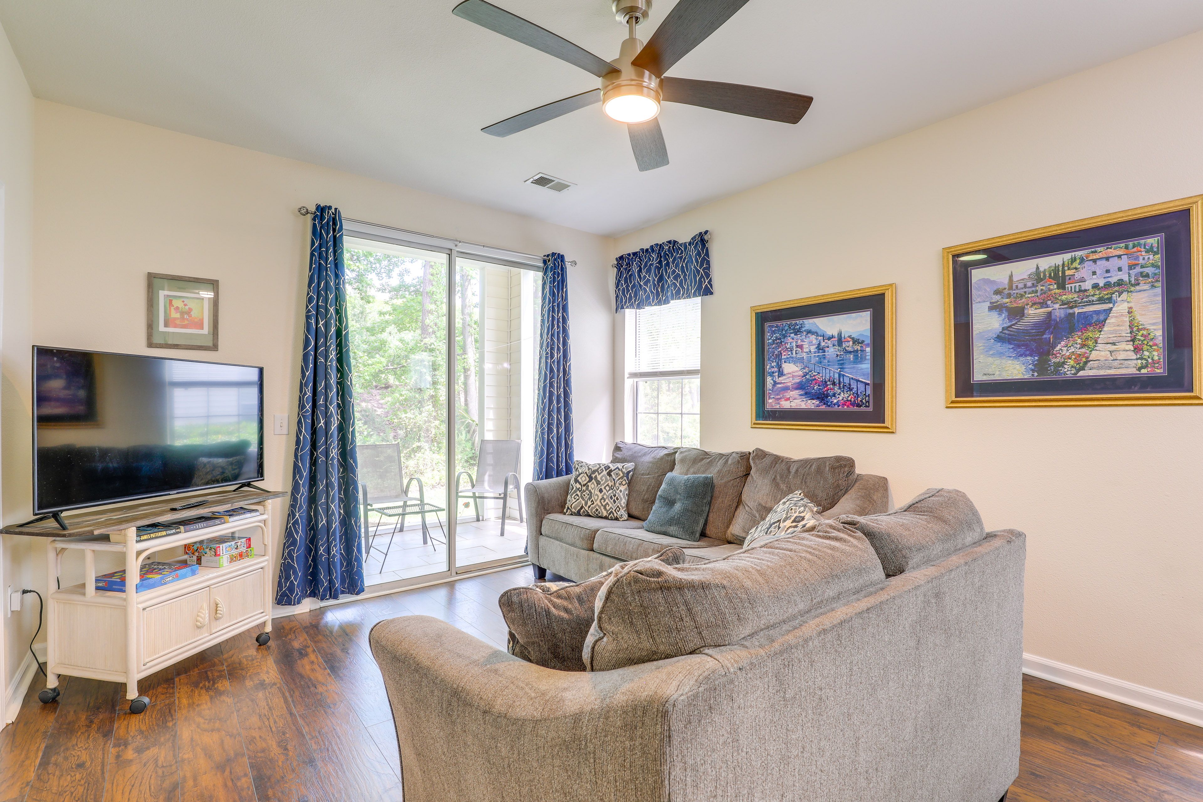 Living Room | Queen Sleeper Sofa | Free WiFi