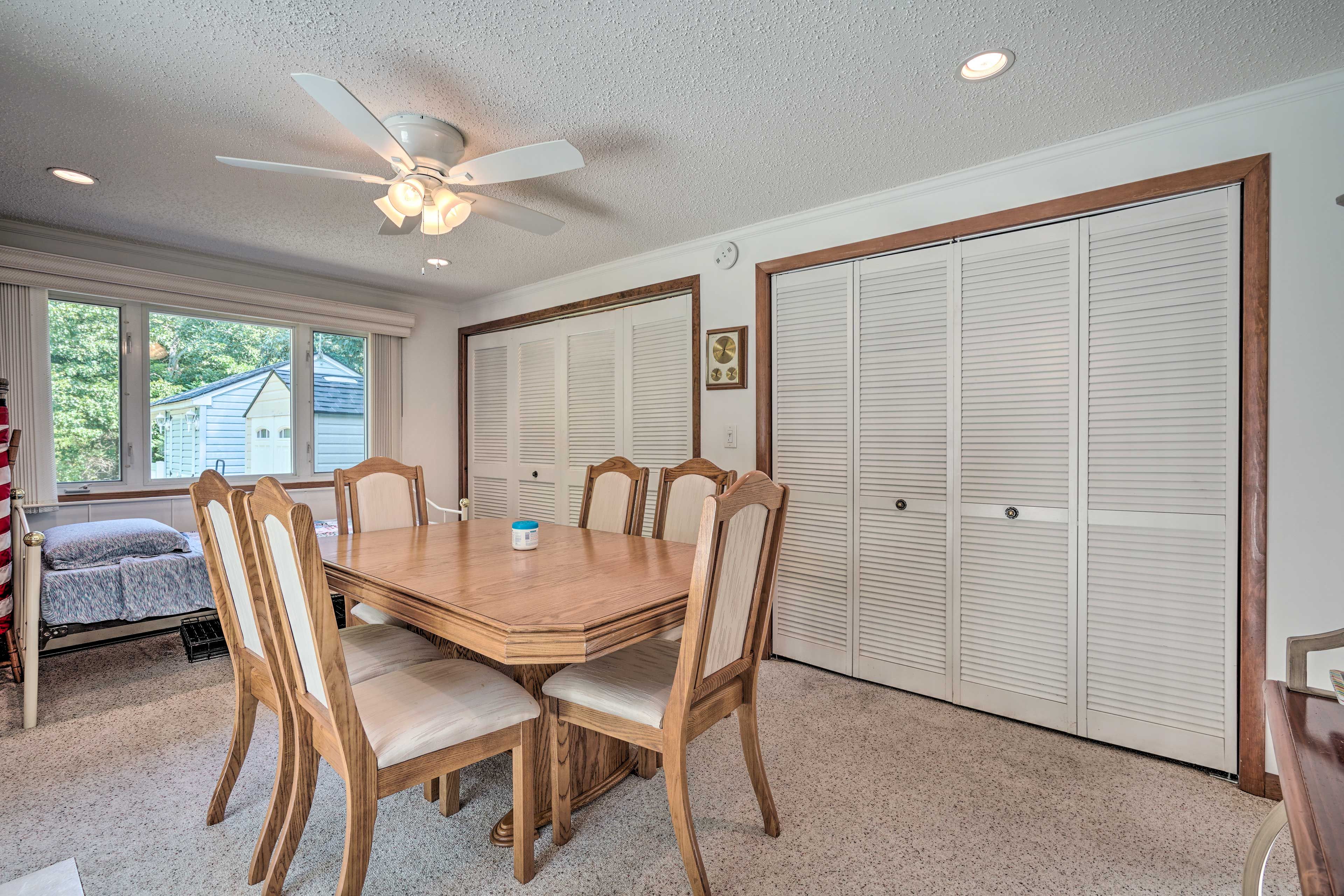 Dining Area | Twin Bed