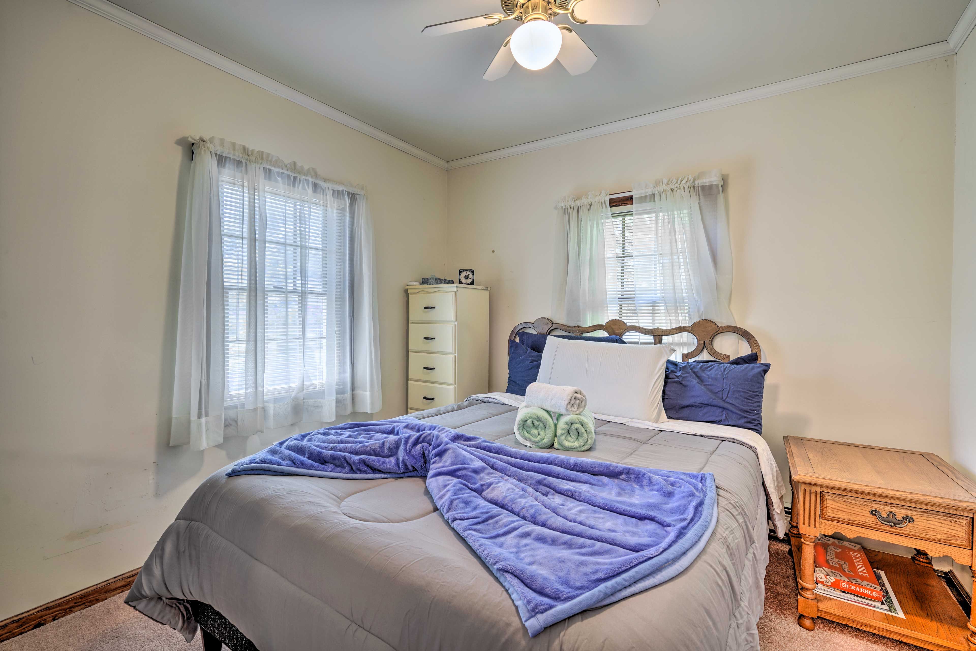 Bedroom 1 | Queen Bed