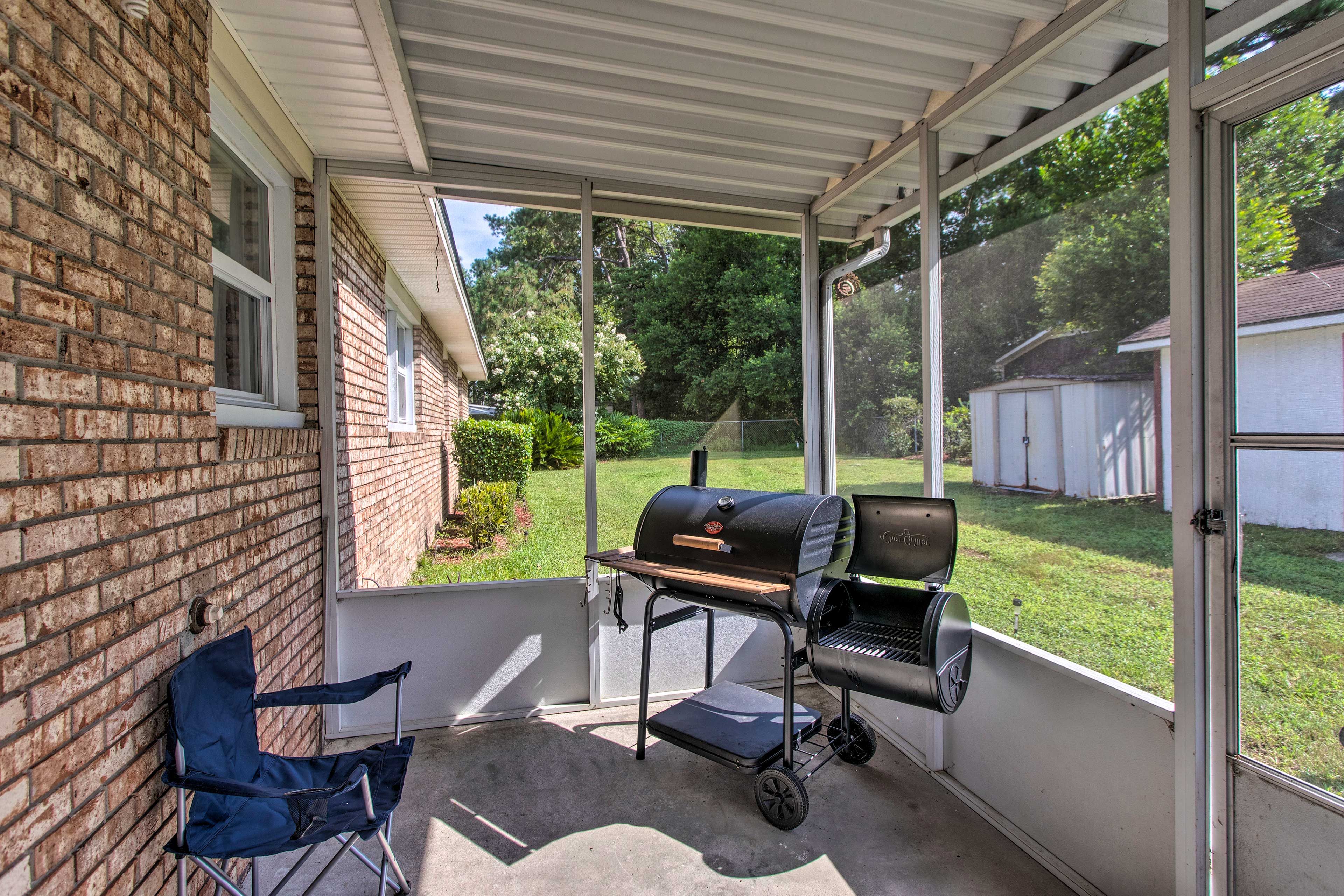 Screened Patio | Charcoal & Smoker Grill