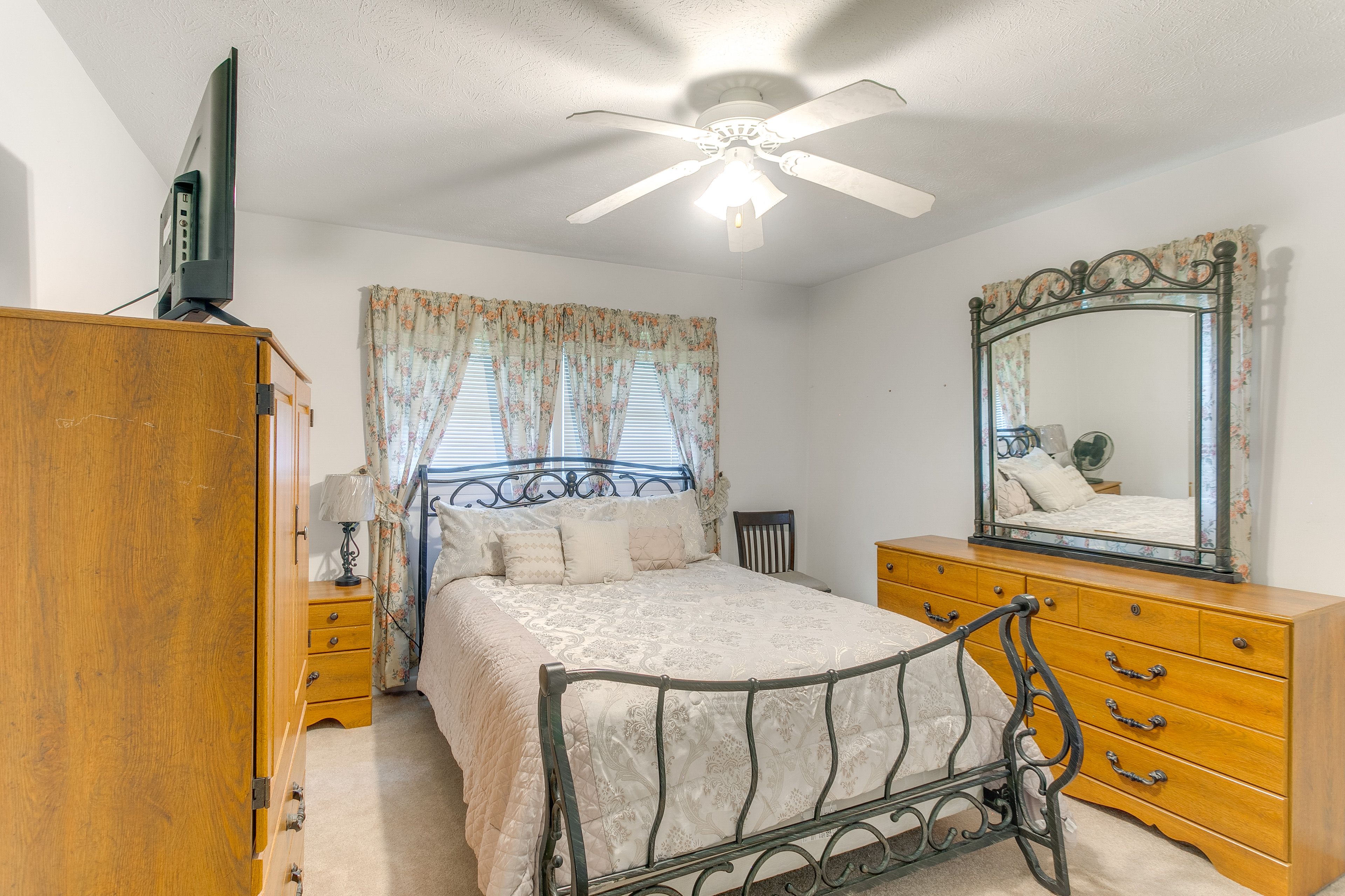 Bedroom 3 | Queen Bed