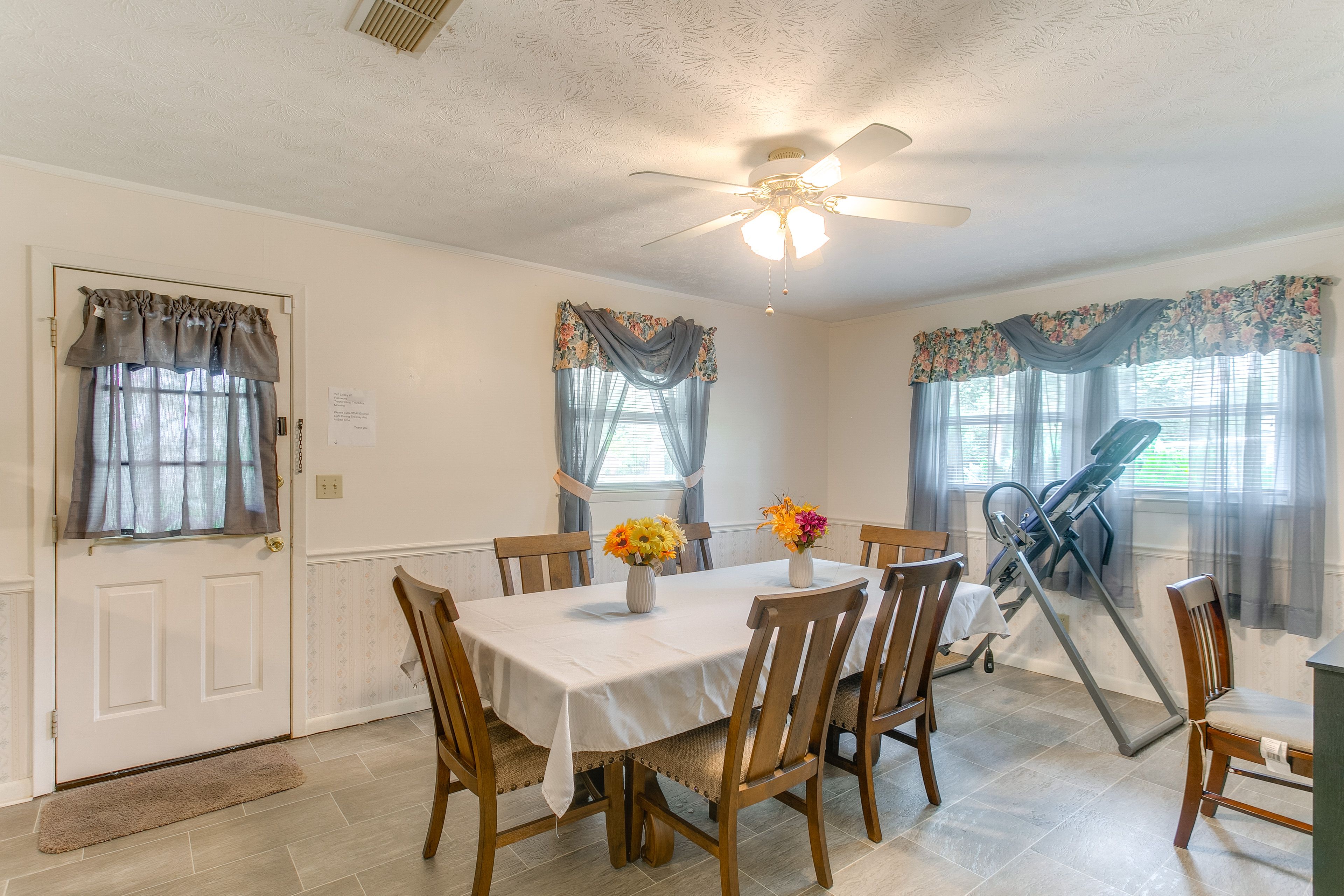 Dining Area | Dishware/Flatware Provided