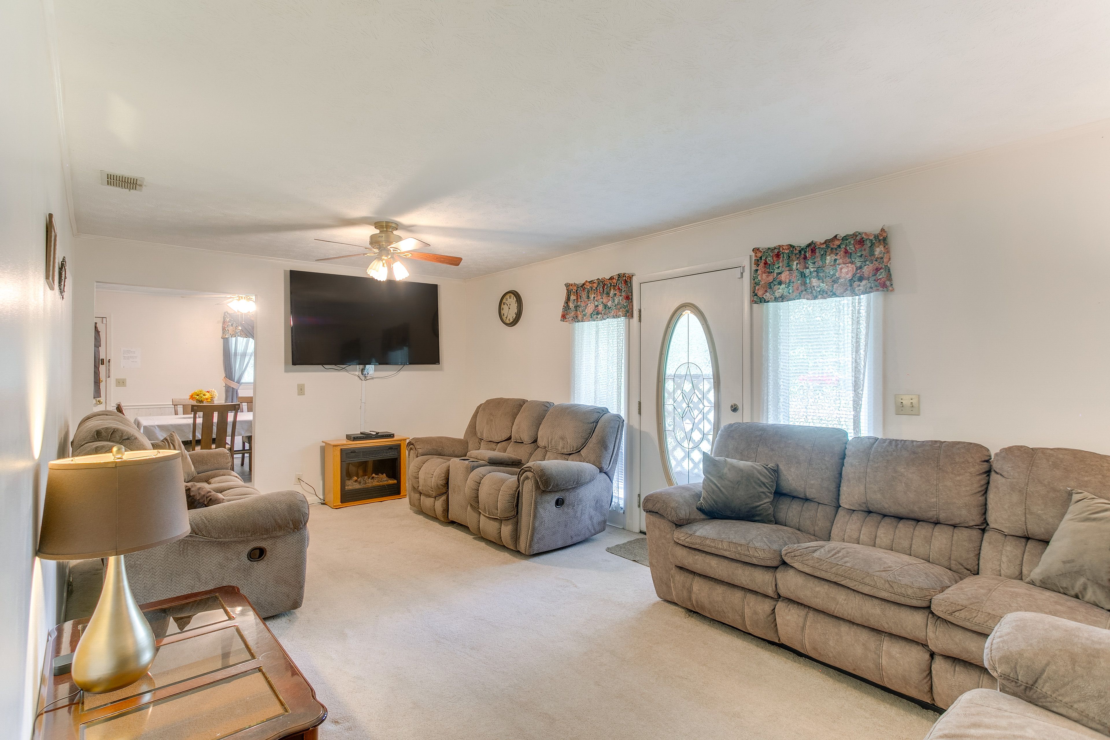 Living Room | Free WiFi | Central A/C | Smart TV