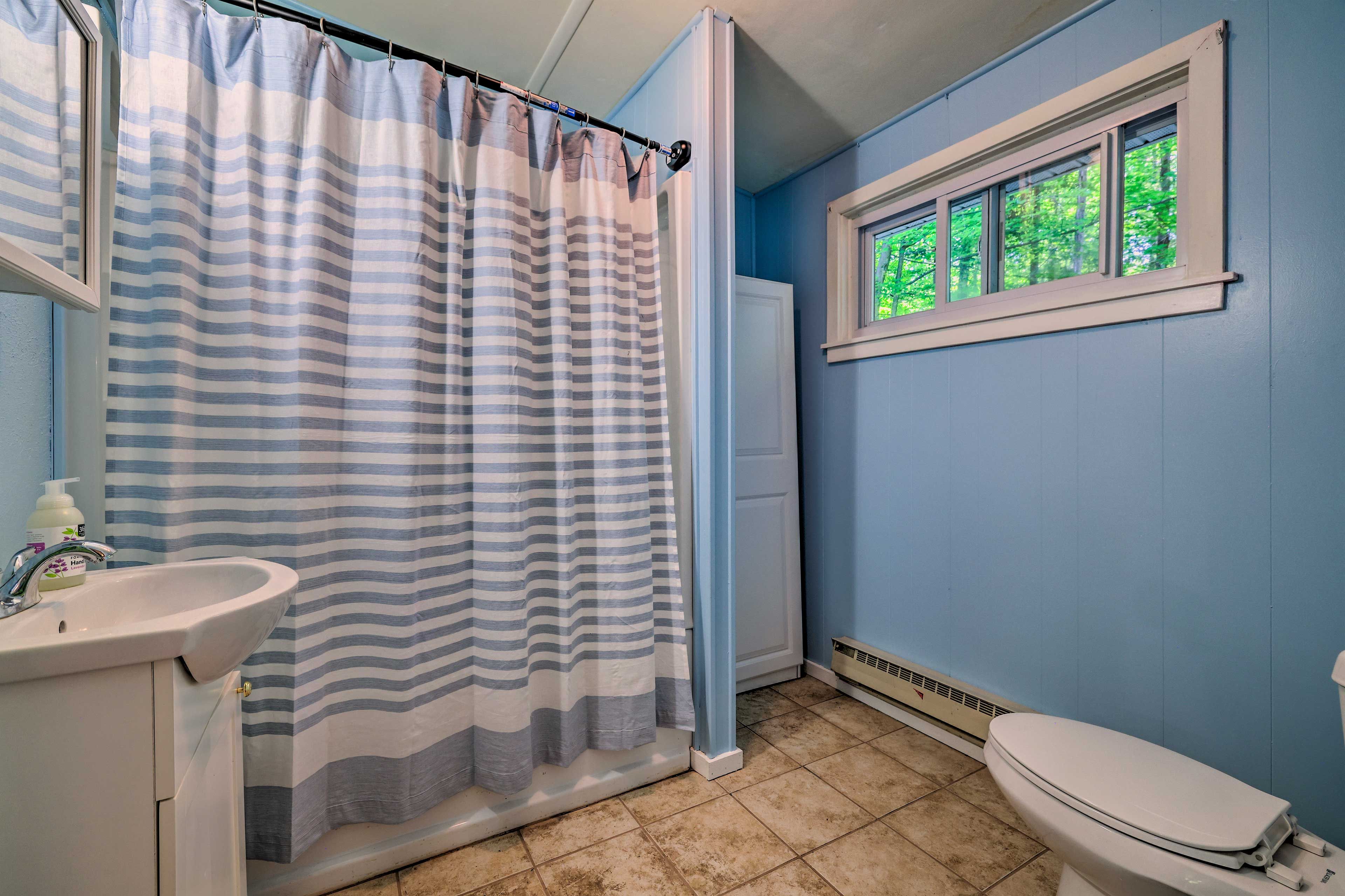 Full Bathroom | Towels Provided | Complimentary Toiletries