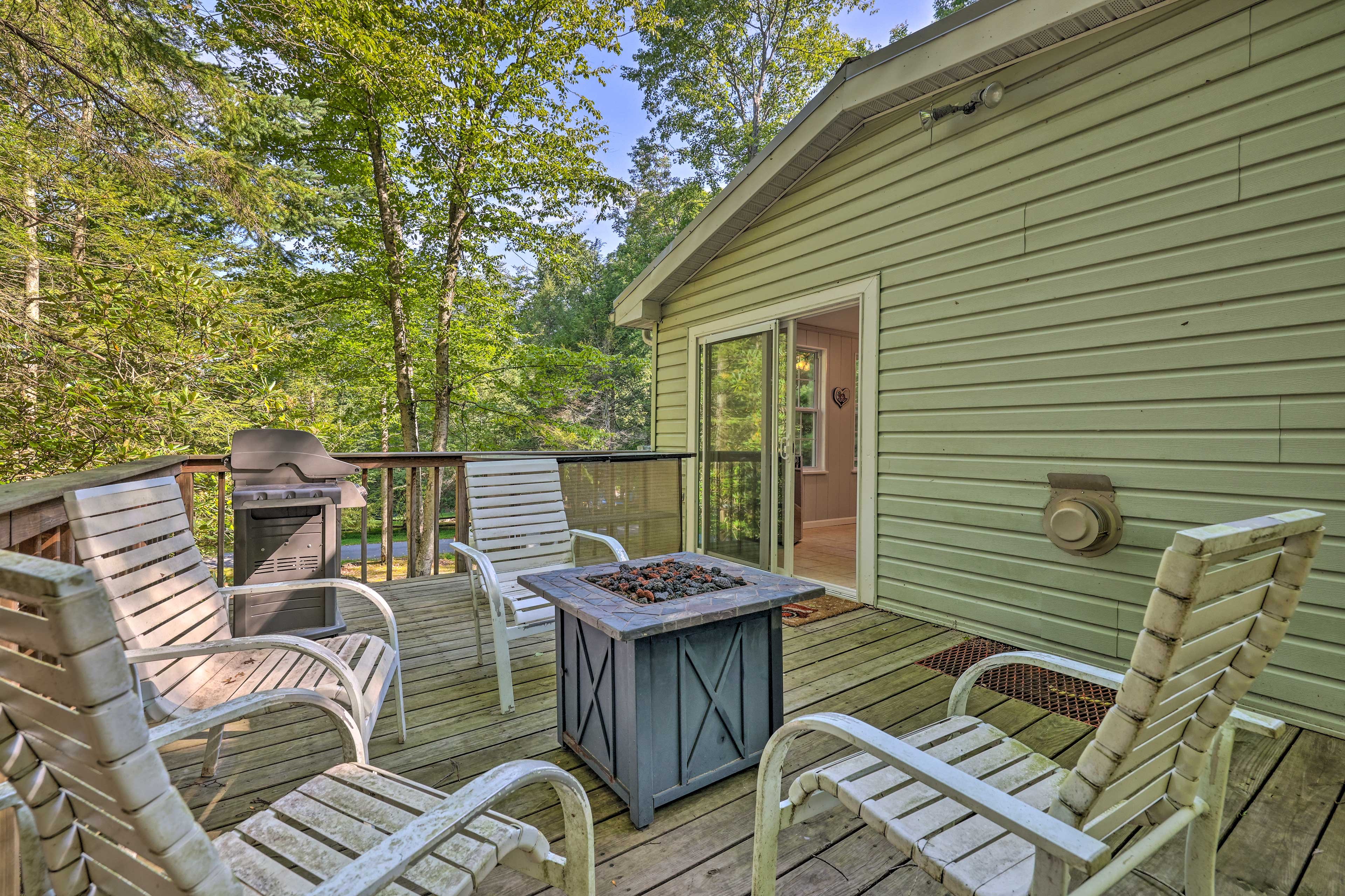 Furnished Deck | Gas Grill | Charcoal Grill