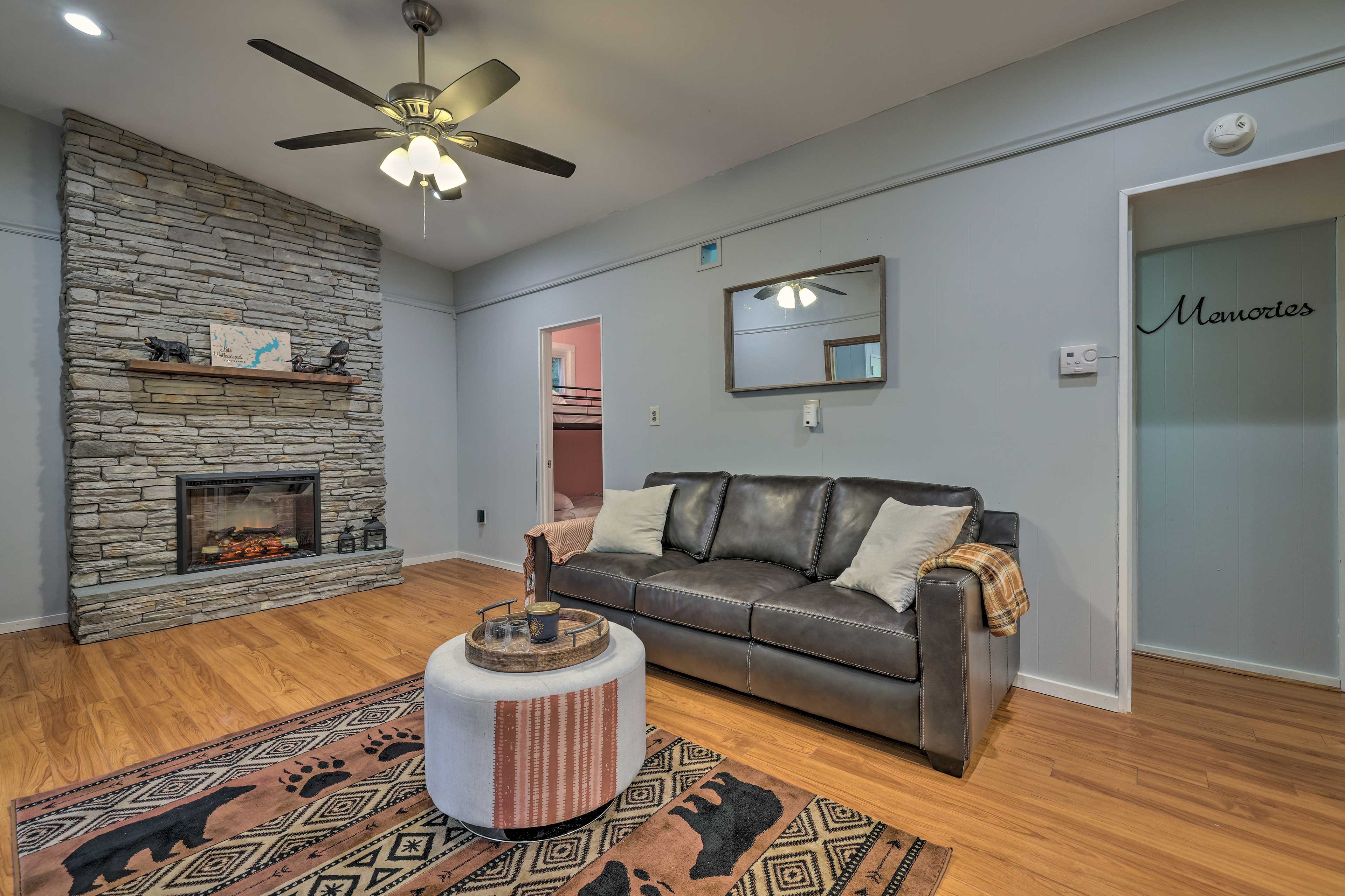 Living Room | Queen Sleeper Sofa | Free WiFi | Smart TV | Fireplace