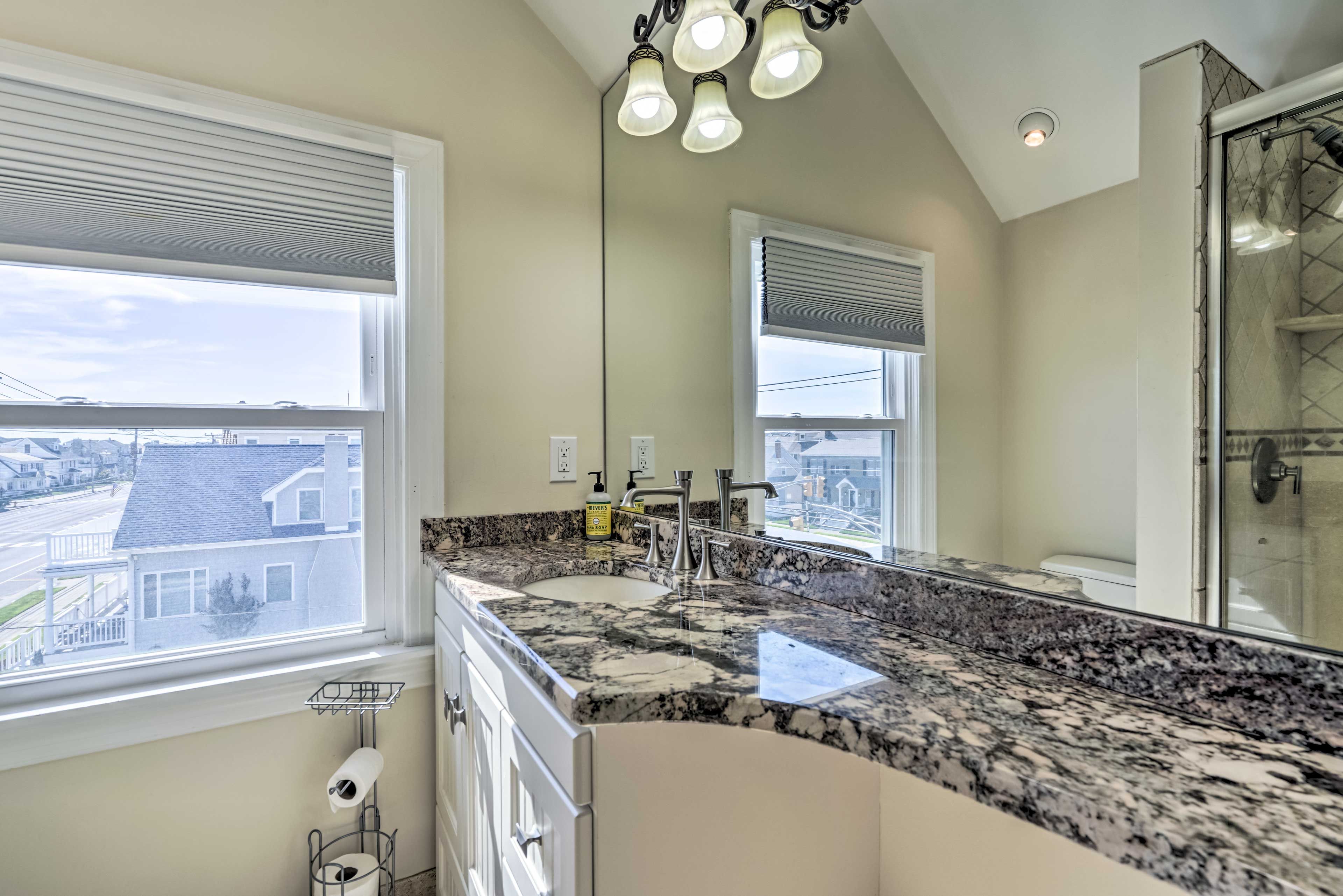 Full Bathroom | Towels Provided | Complimentary Toiletries