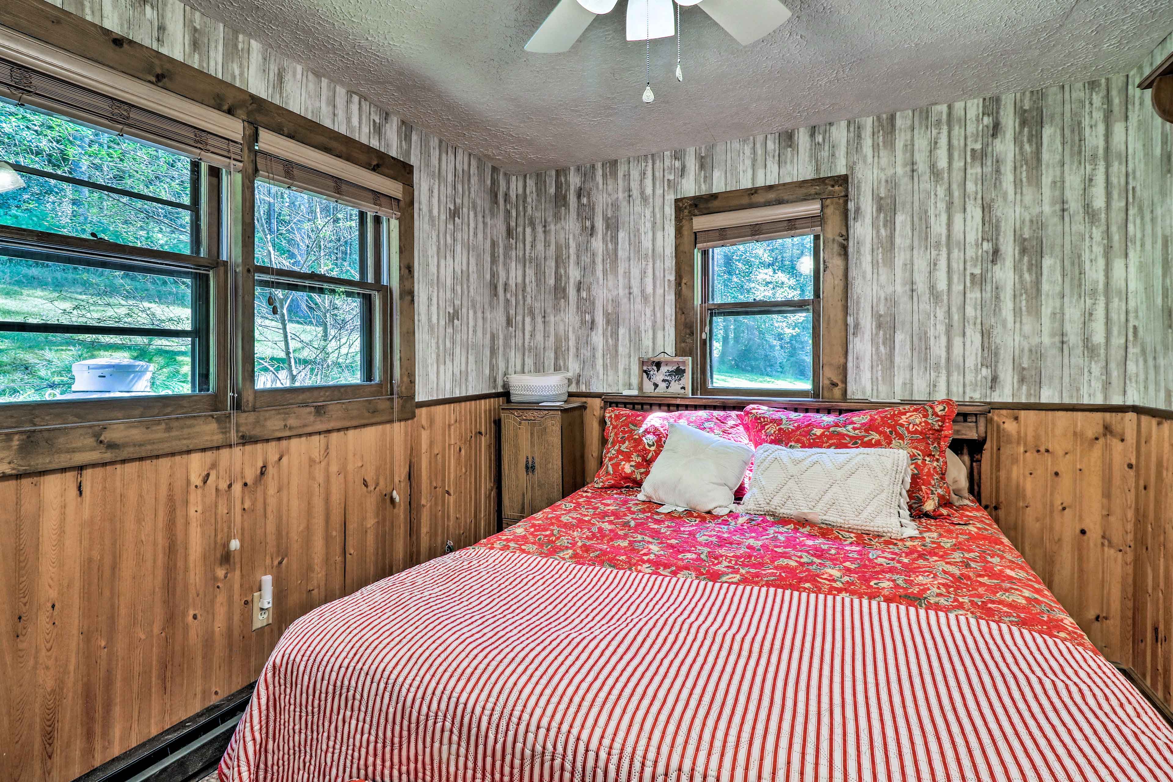 Bedroom | Queen Bed