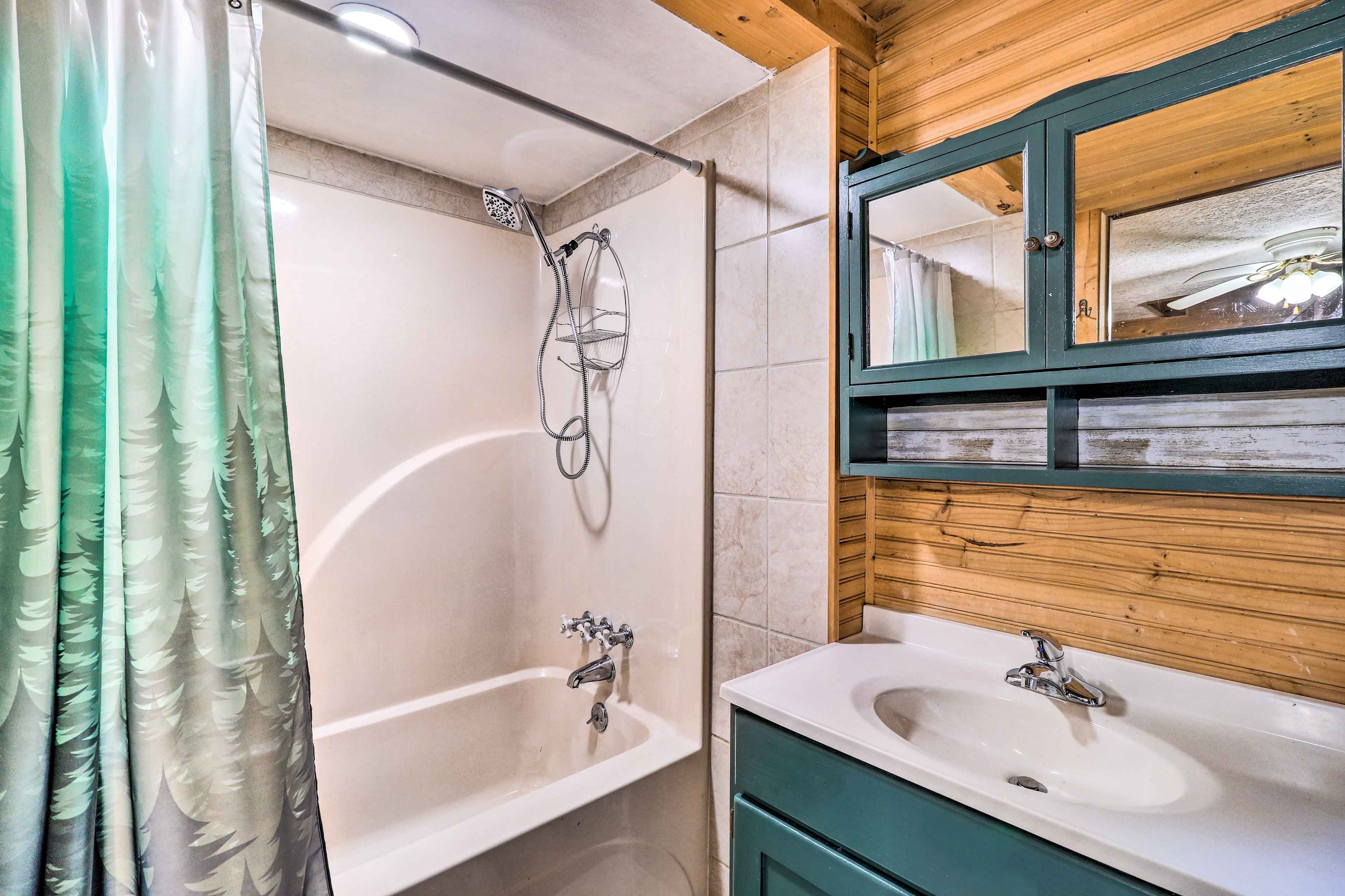 Full Bathroom | 1st Floor | Towels Provided | Washer & Dryer