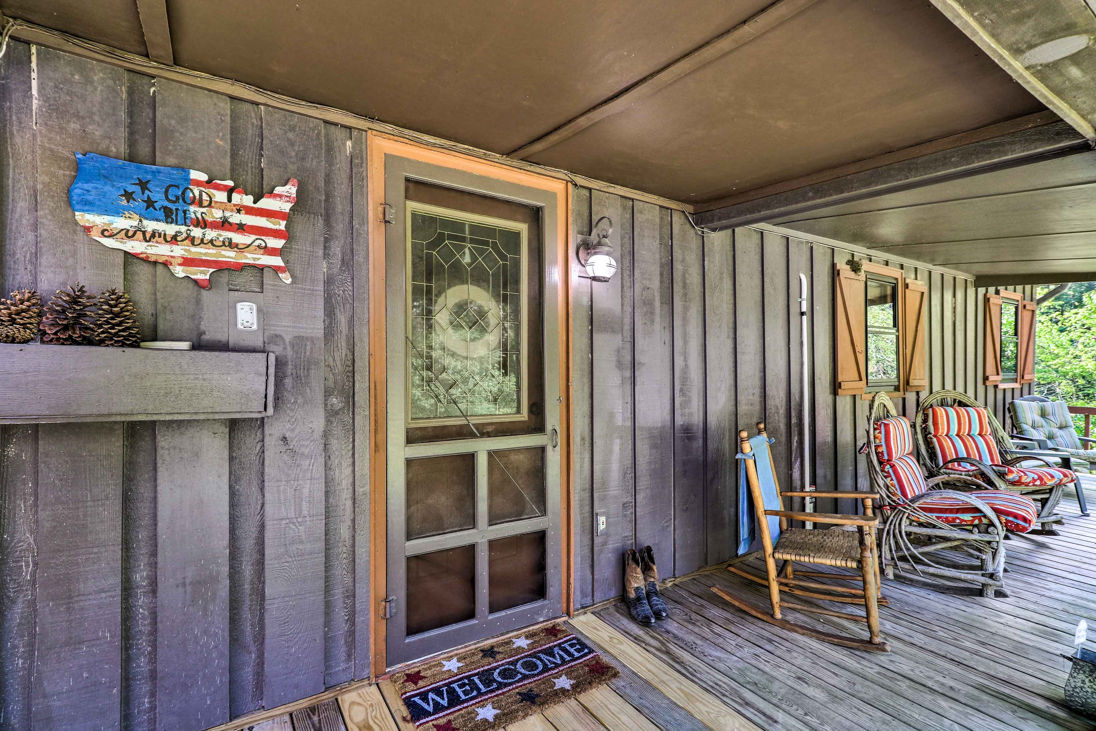 Patio | Gas Grill (Propane Provided) | Charcoal Grill (Charcoal Not Provided)