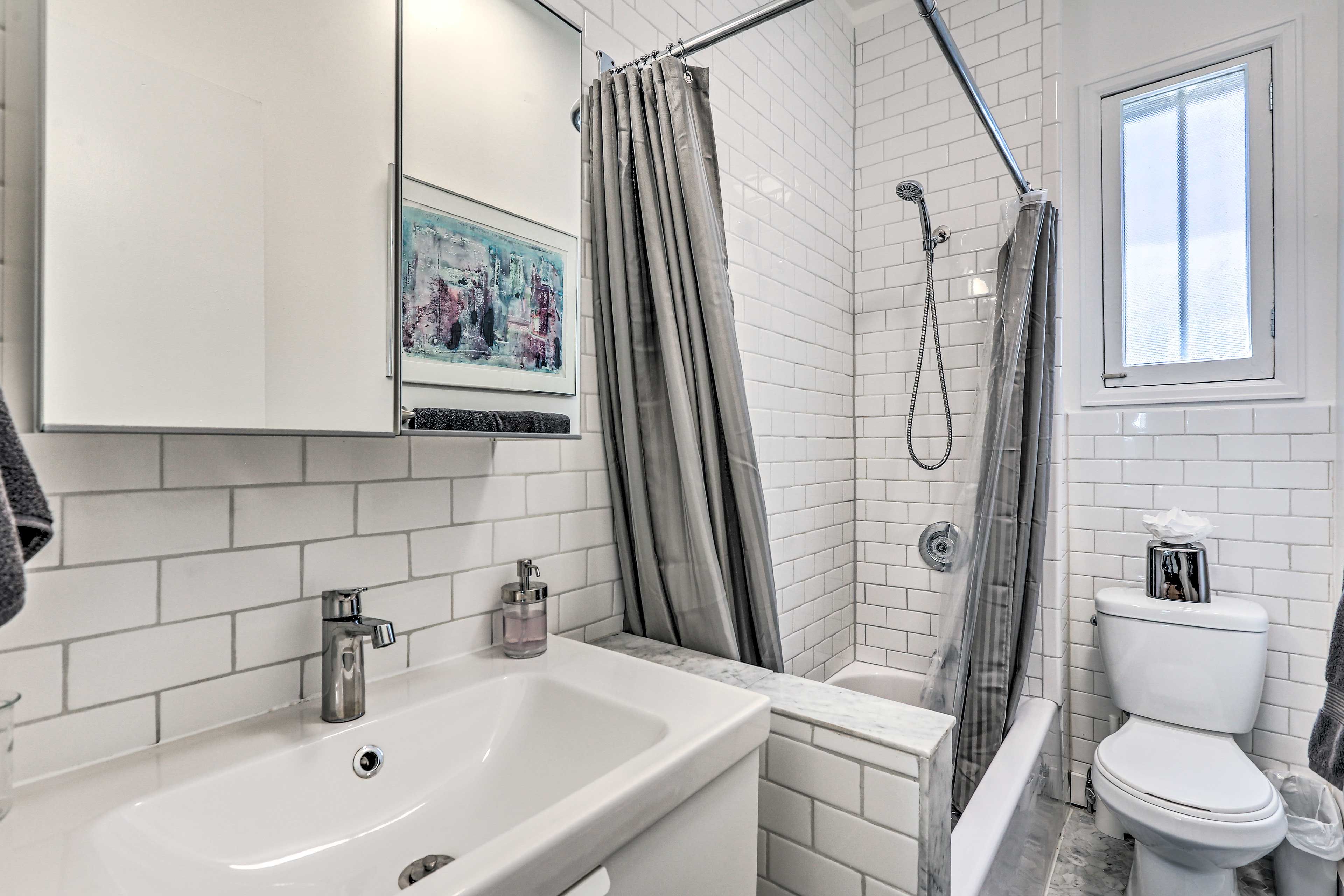 Full Bathroom | Complimentary Toiletries