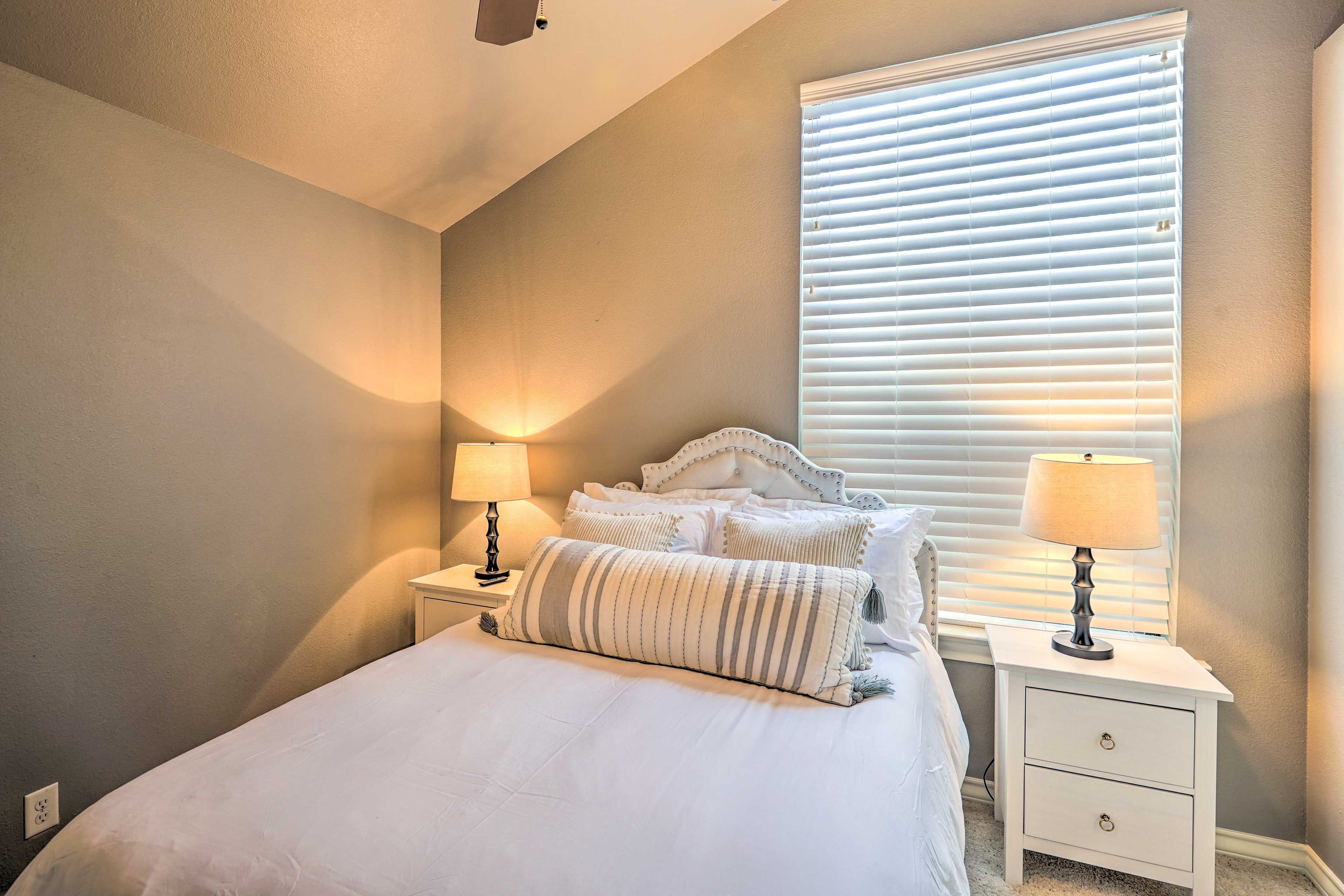 Bedroom 3 | Full Bed | Smart TV | Laptop Workspace