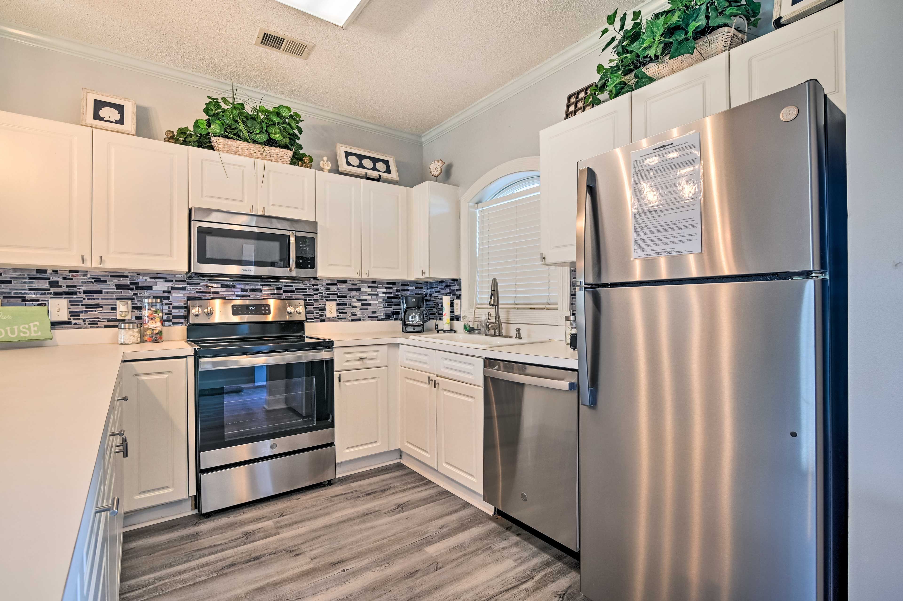 Kitchen | Fully Equipped | Coffee Maker | Toaster | Cooking Basics