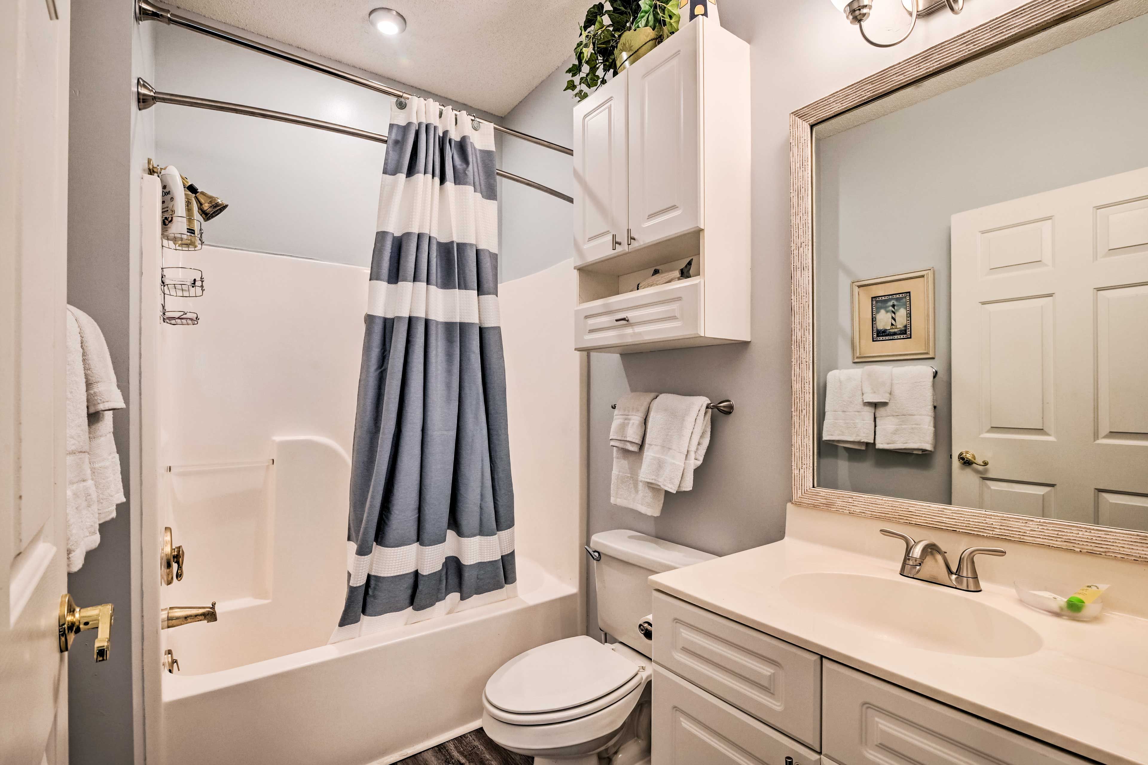 Full Bathroom | Towels Provided | Complimentary Toiletries | Hair Dryer