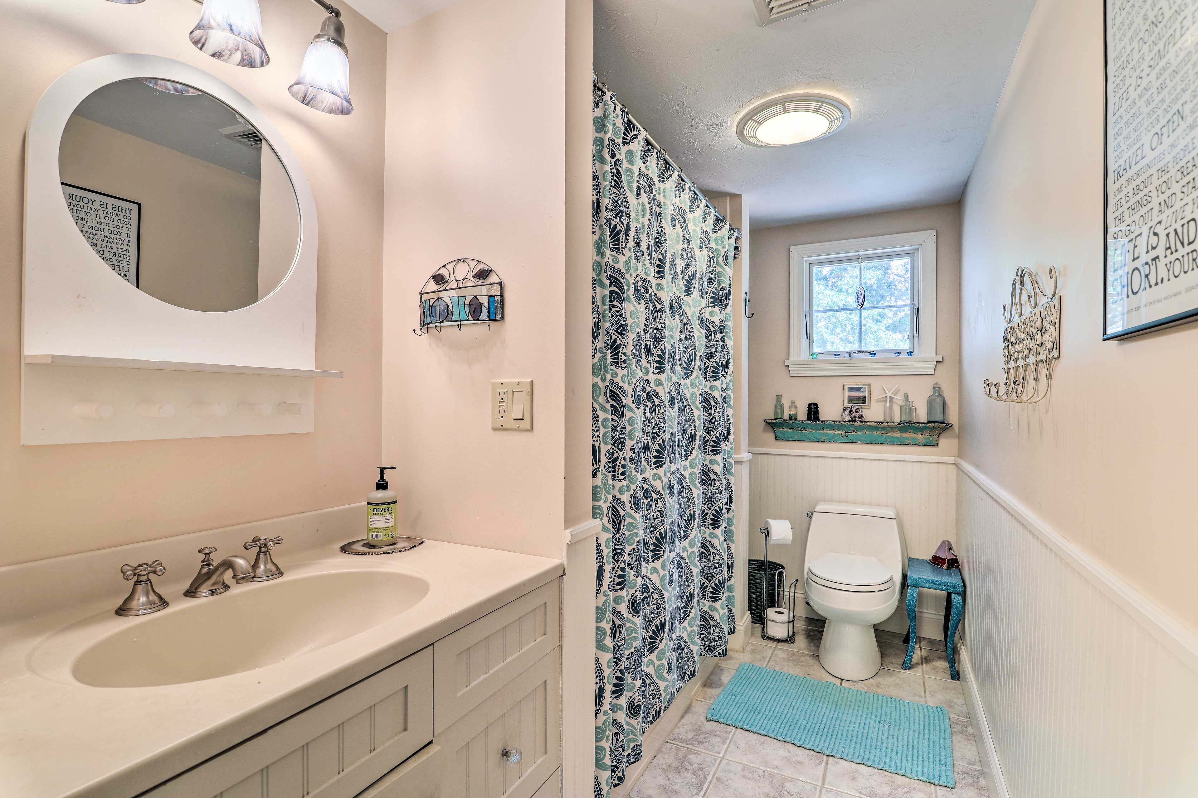 En-Suite Bathroom | Towels Provided | Complimentary Toiletries