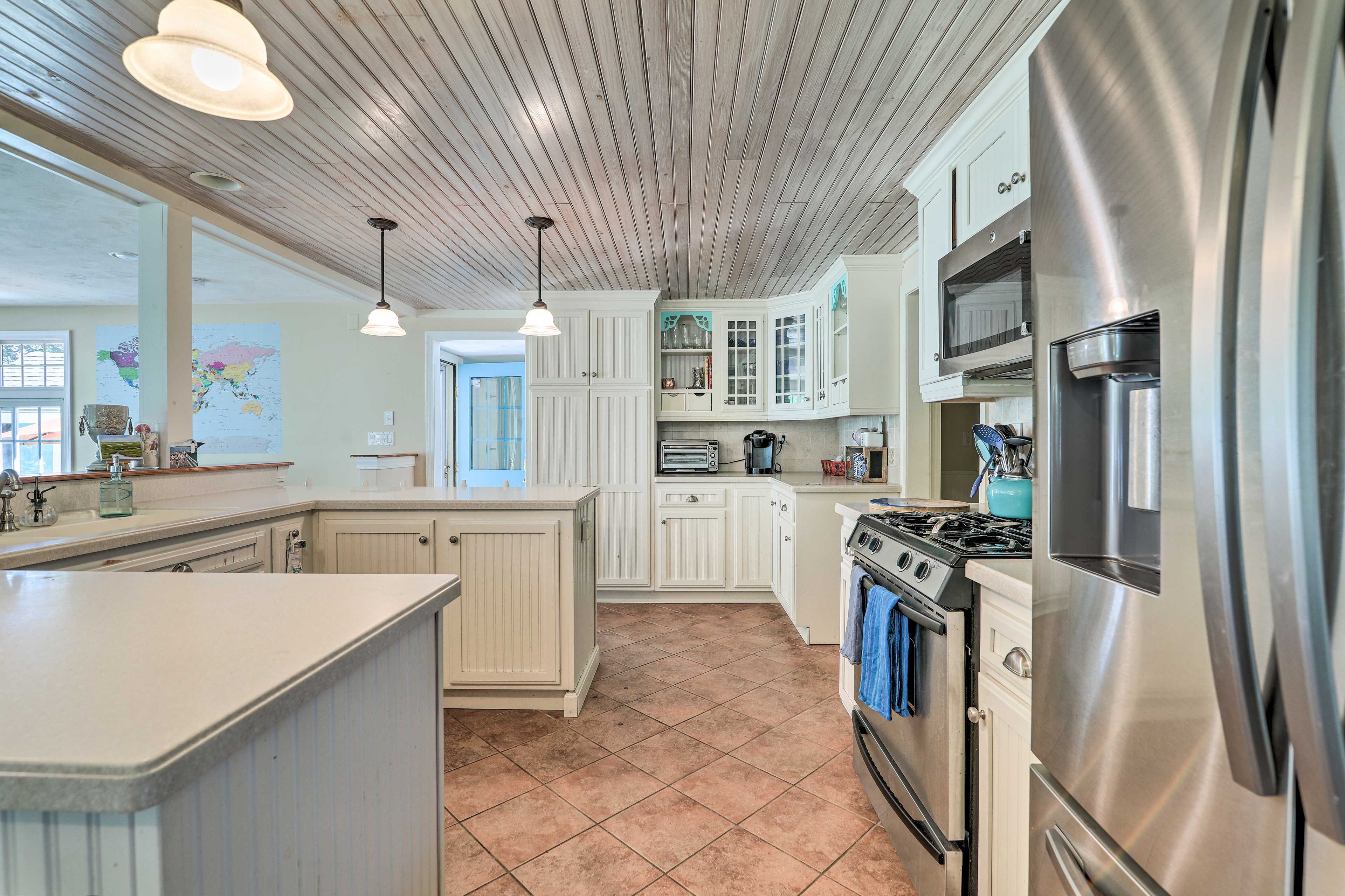 Kitchen | Cooking Basics | Coffee Maker | Paper Towels/Trash Bags Provided