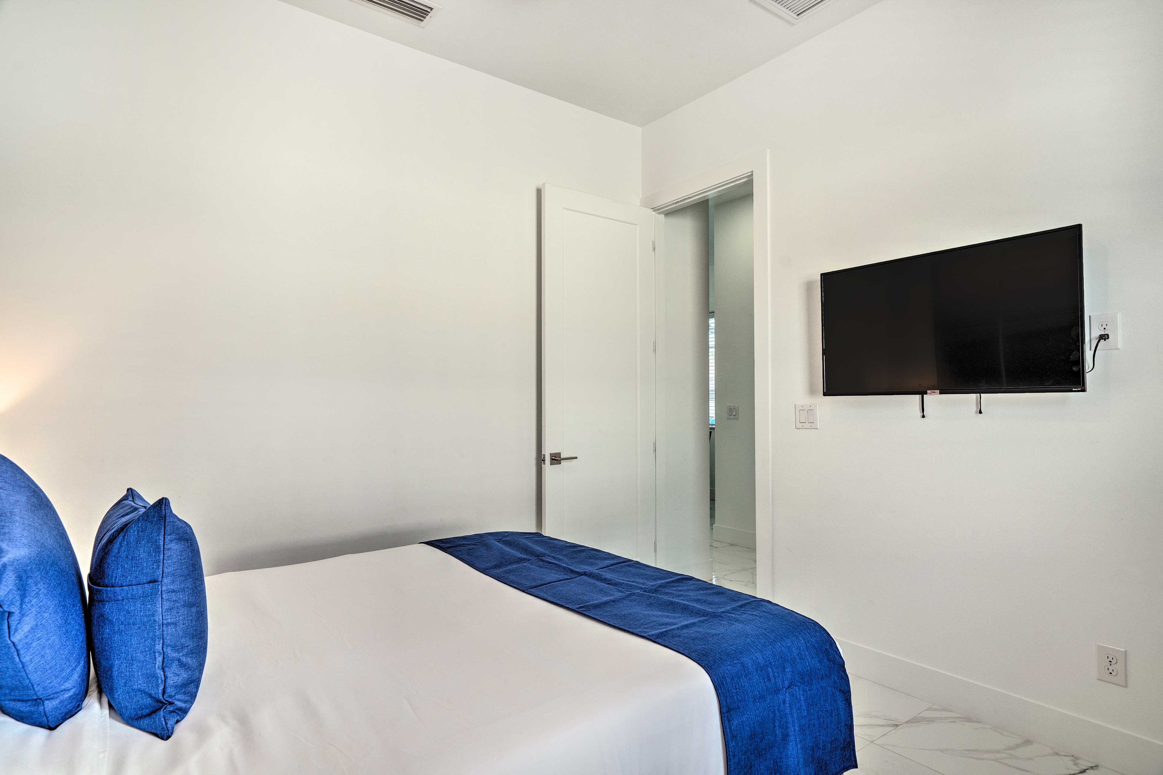 Bedroom 2 | Queen Bed
