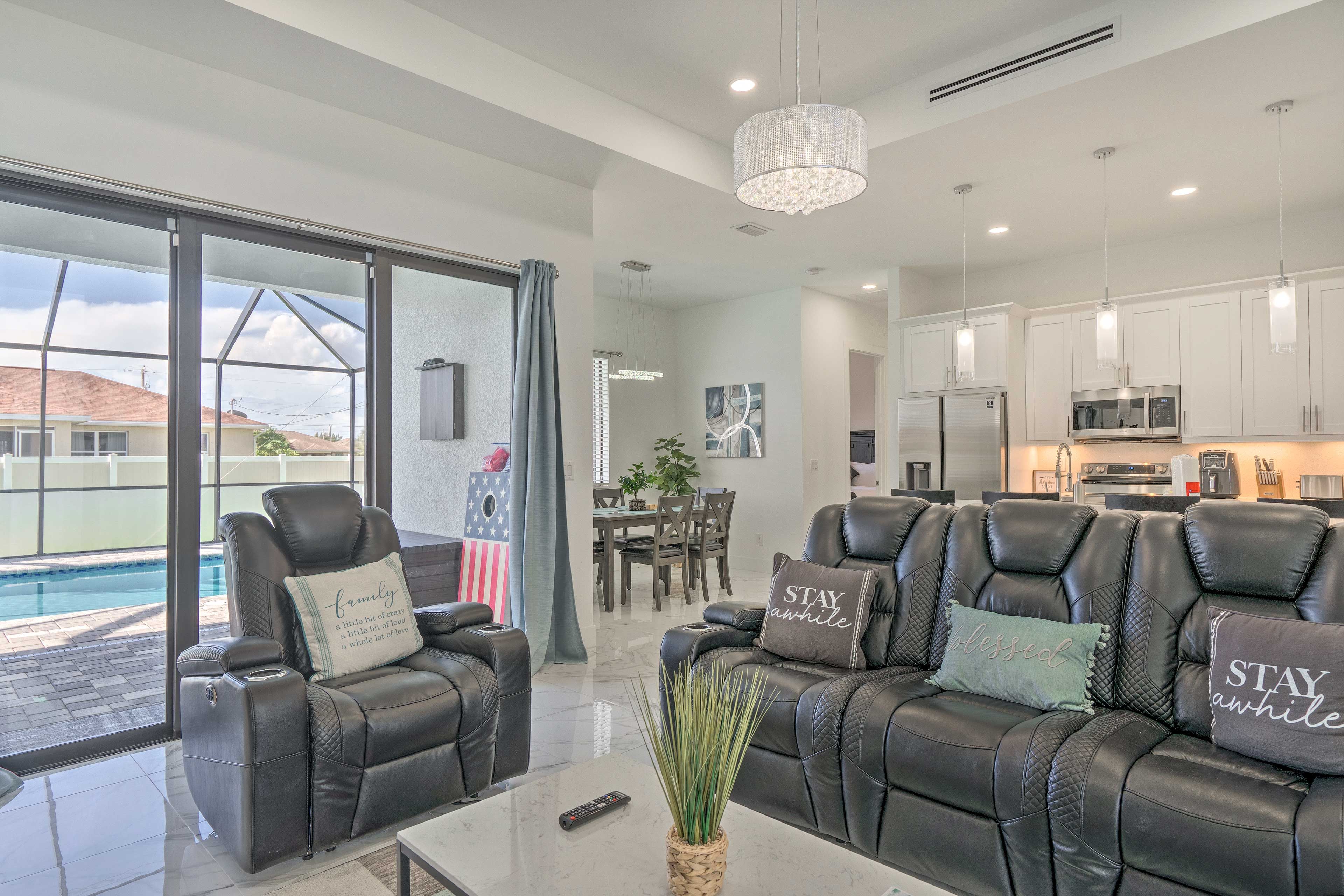Living Area | Single Story | Free WiFi