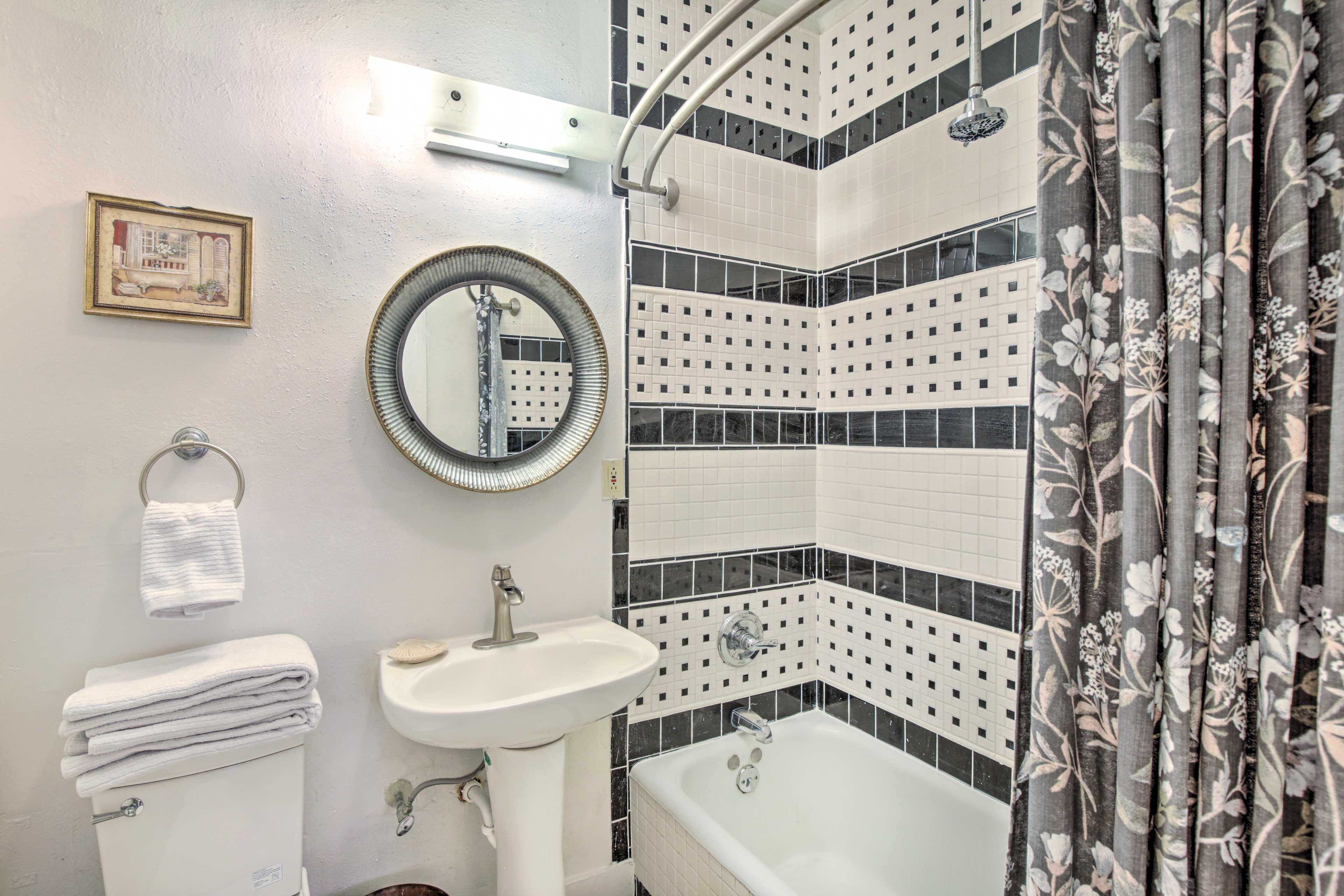 En-Suite Bathroom | Complimentary Toiletries | Hair Dryer