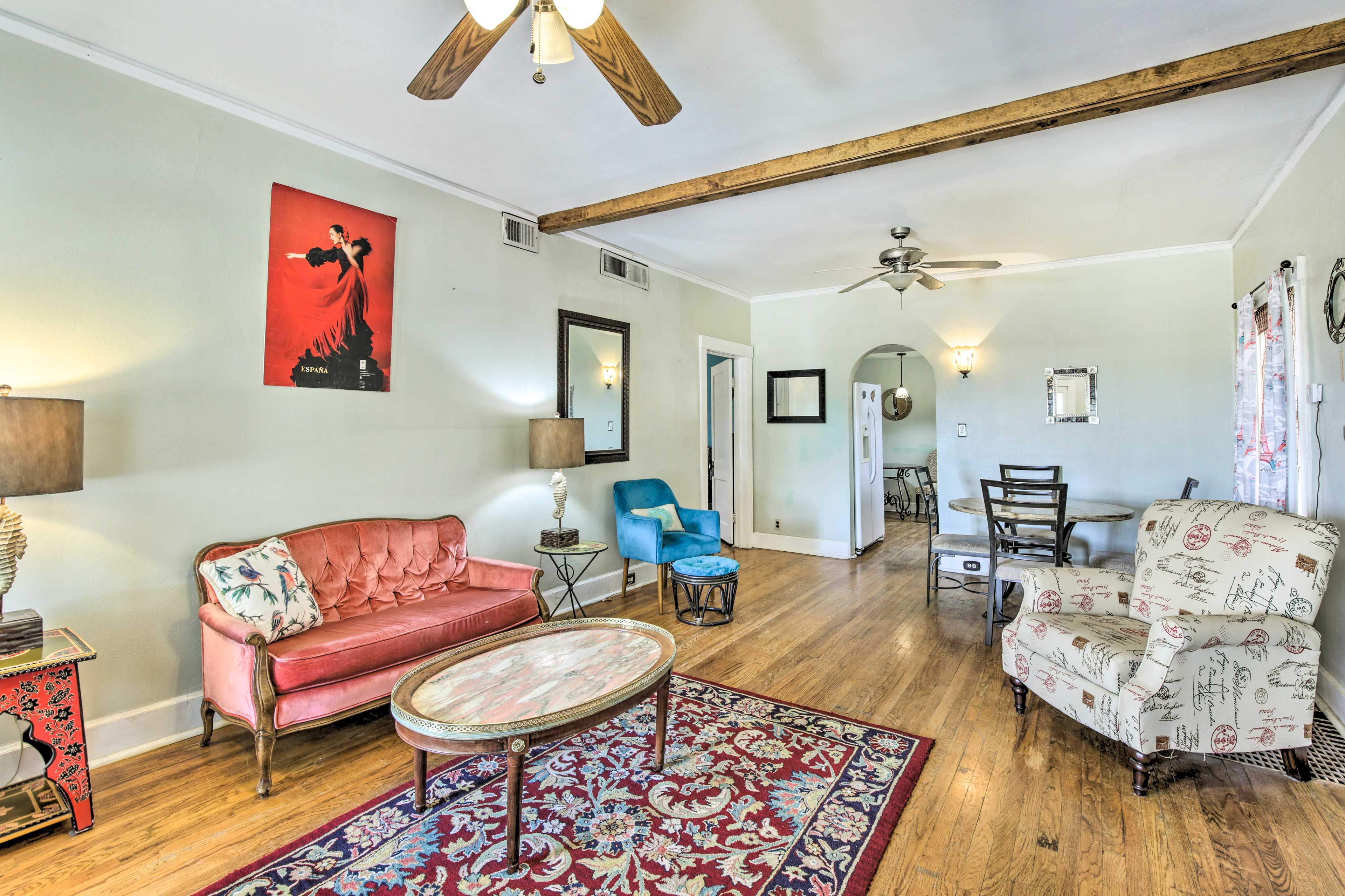 Living Room | Free WiFi | Central A/C & Heating | Smart TV