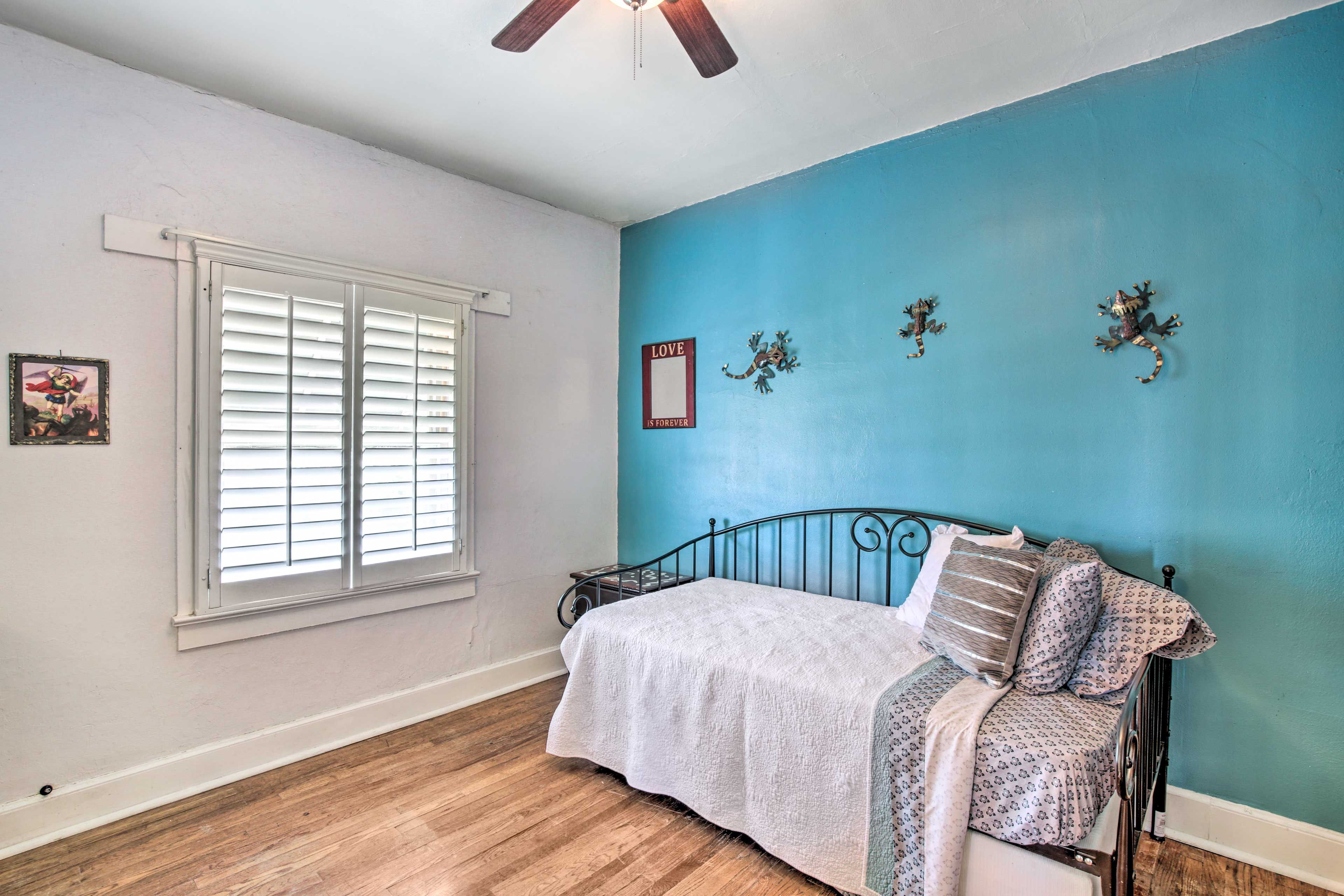 Bedroom 2 | Twin Daybed w/ Twin Trundle