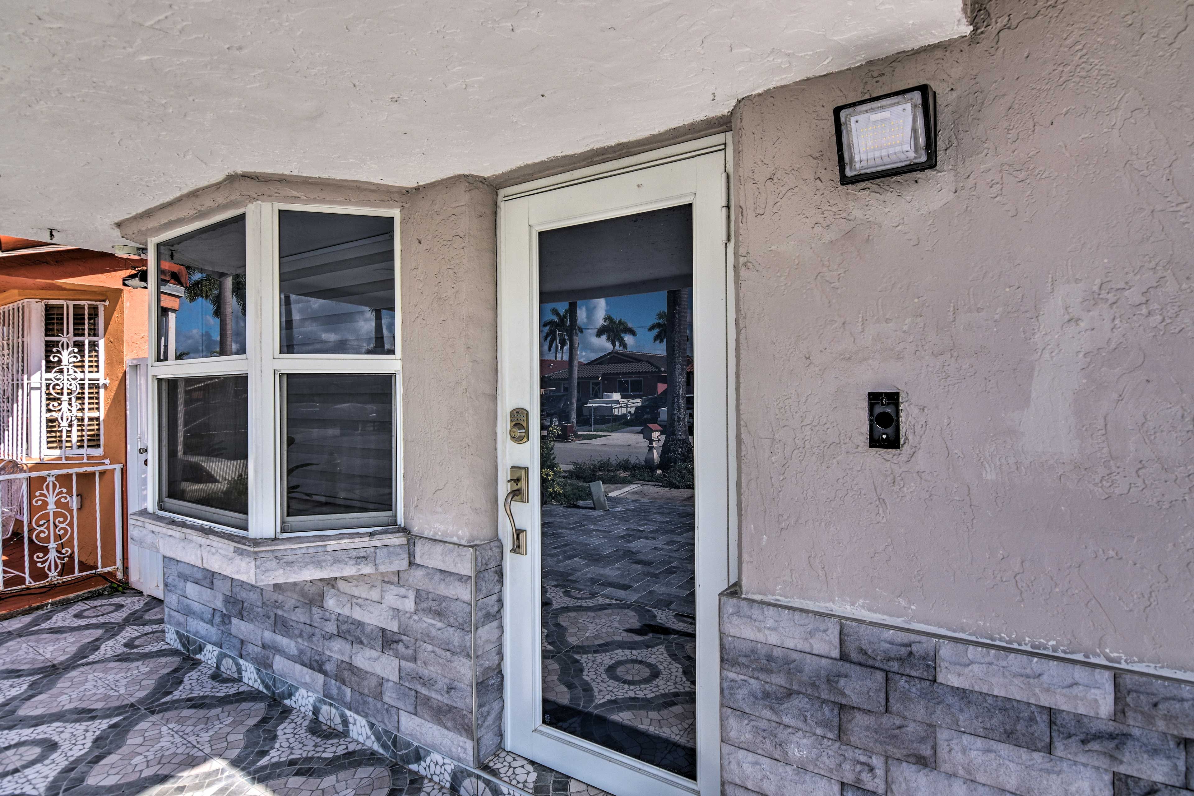 Front Entryway | Keyless Entry