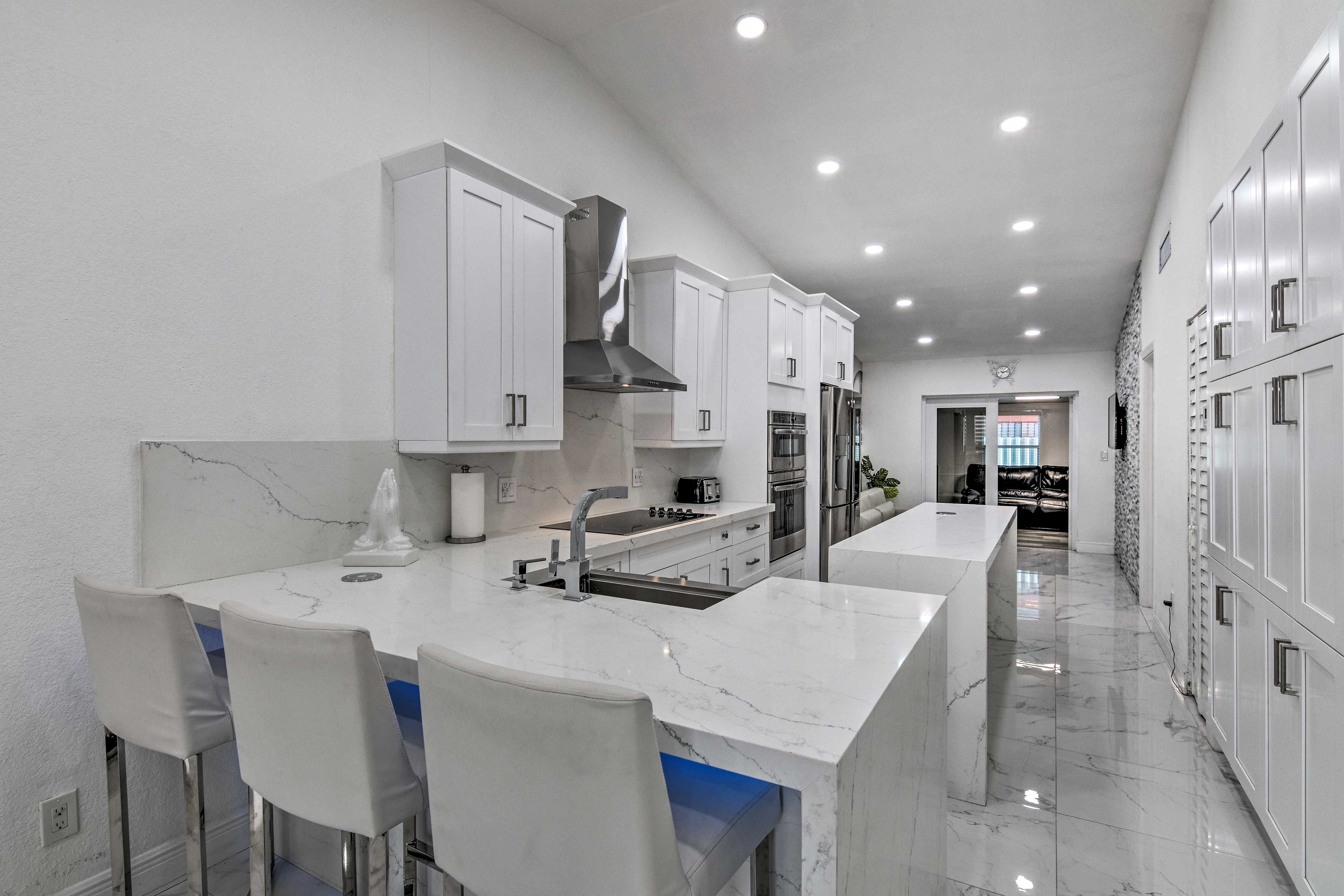 Kitchen | Coffee Maker | Coffee Grinder | Spices | Dishware & Flatware Provided