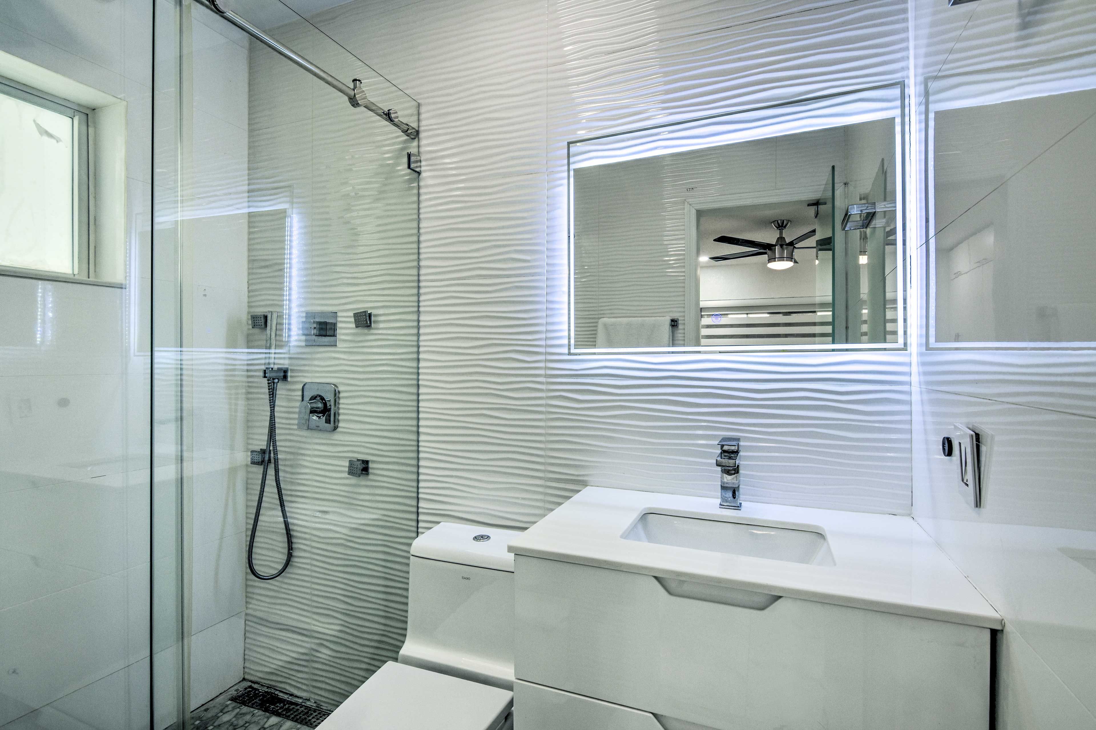 En-Suite Bathroom | Towels Provided | Complimentary Toiletries