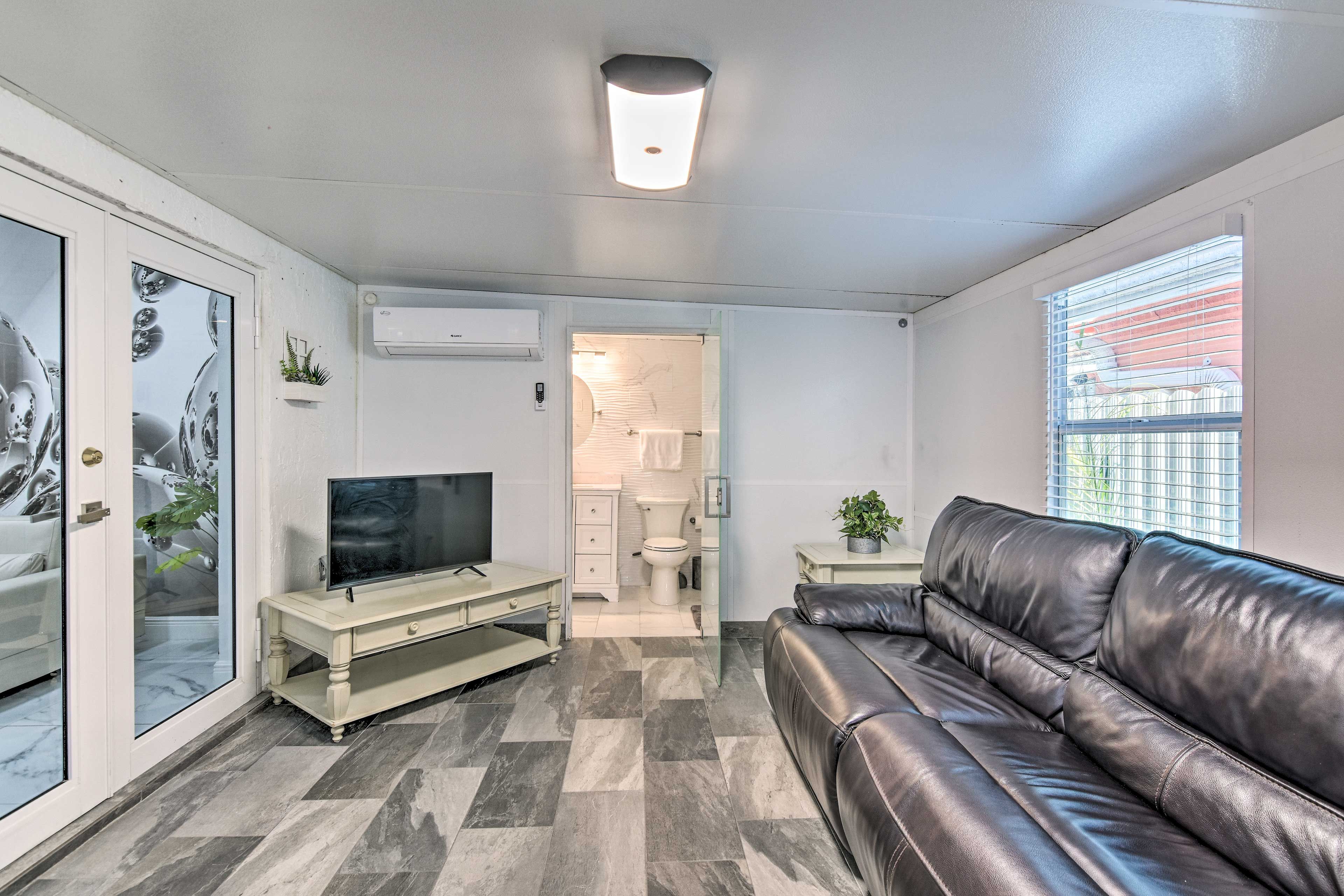 Back Den | Full Sleeper Sofa | Smart TV w/ Cable | Washer & Dryer