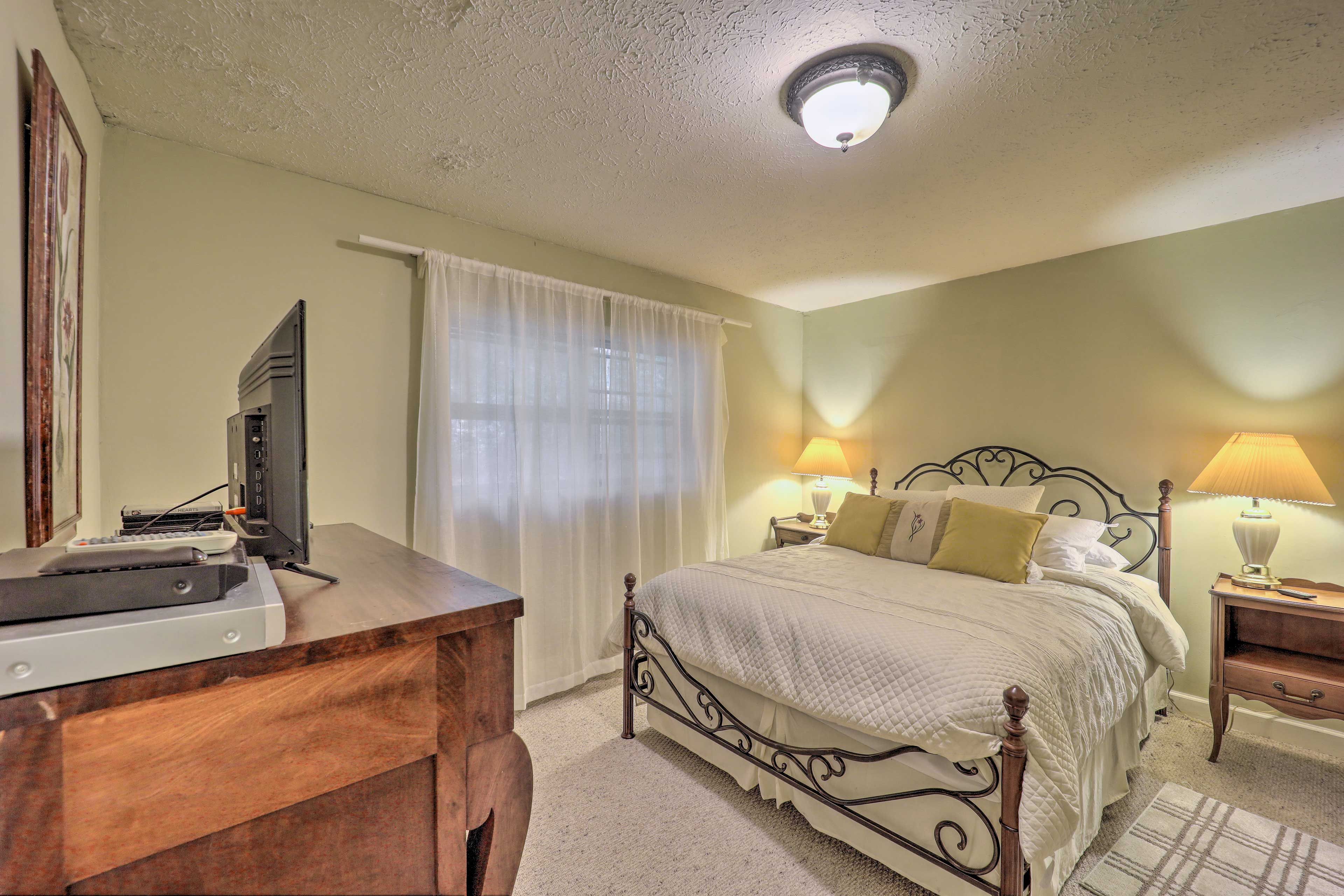 Bedroom 1 | Queen Bed | Linens Provided