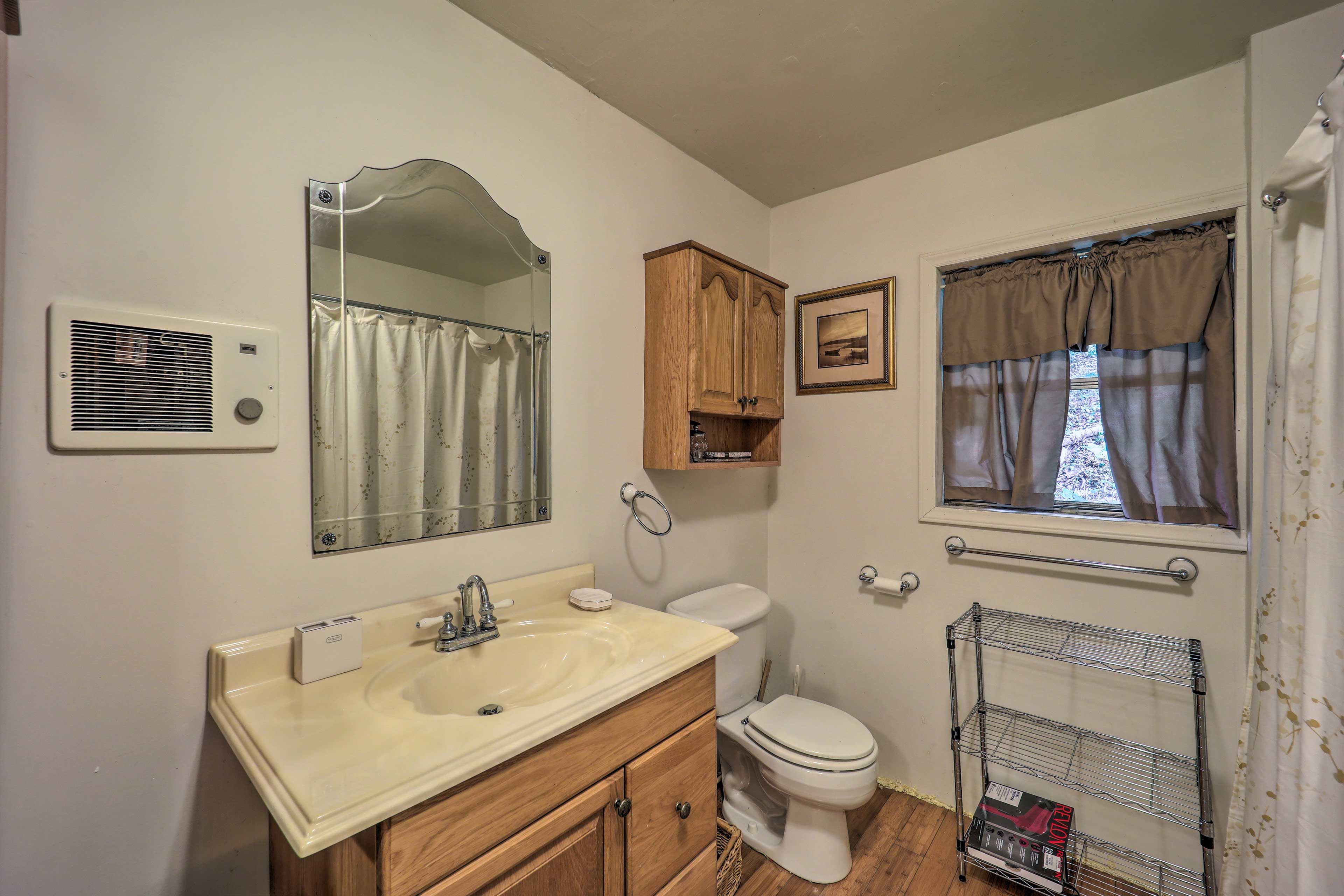 Full Bathroom | Towels Provided