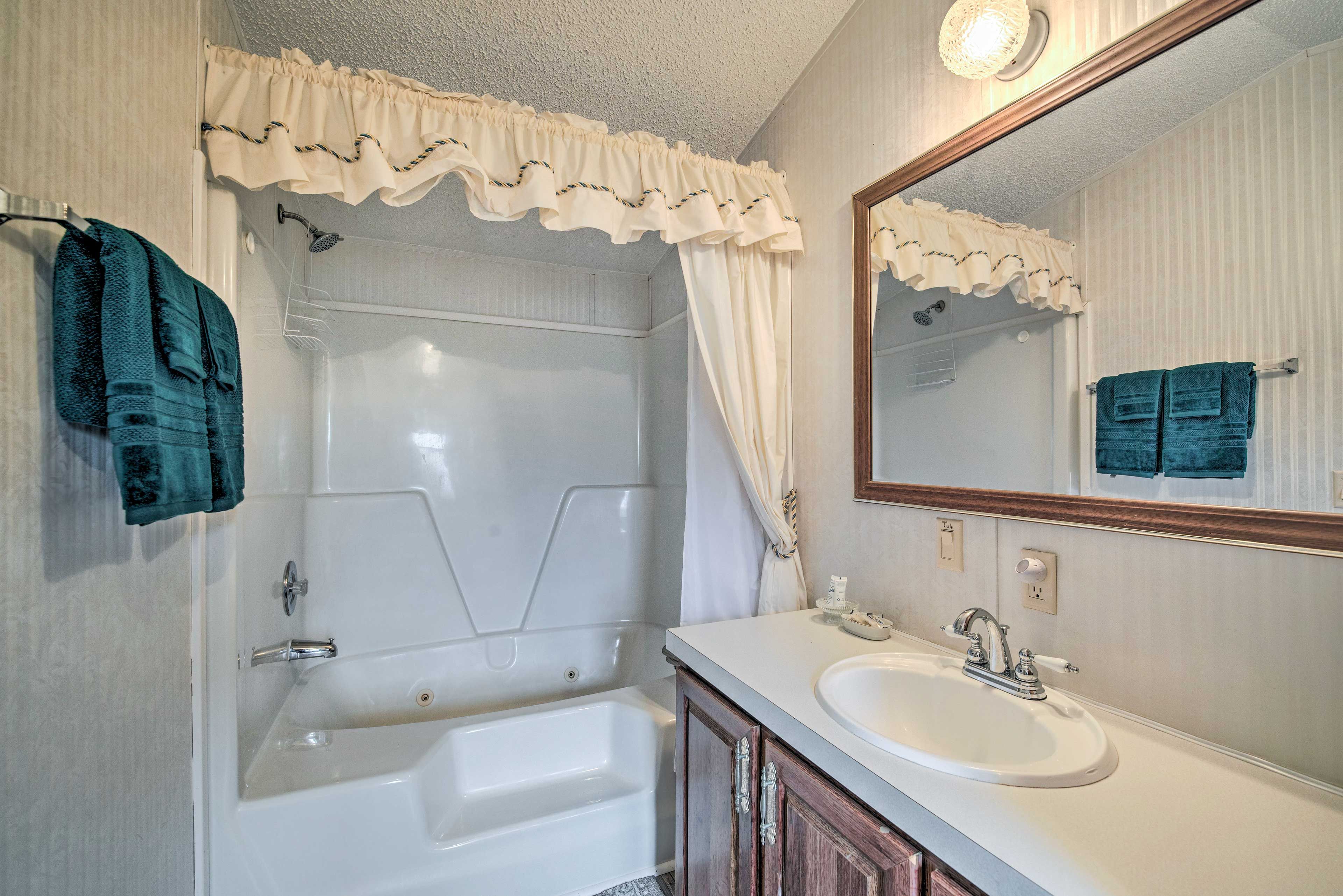 En-Suite Bathroom | Complimentary Toiletries | Towels Provided