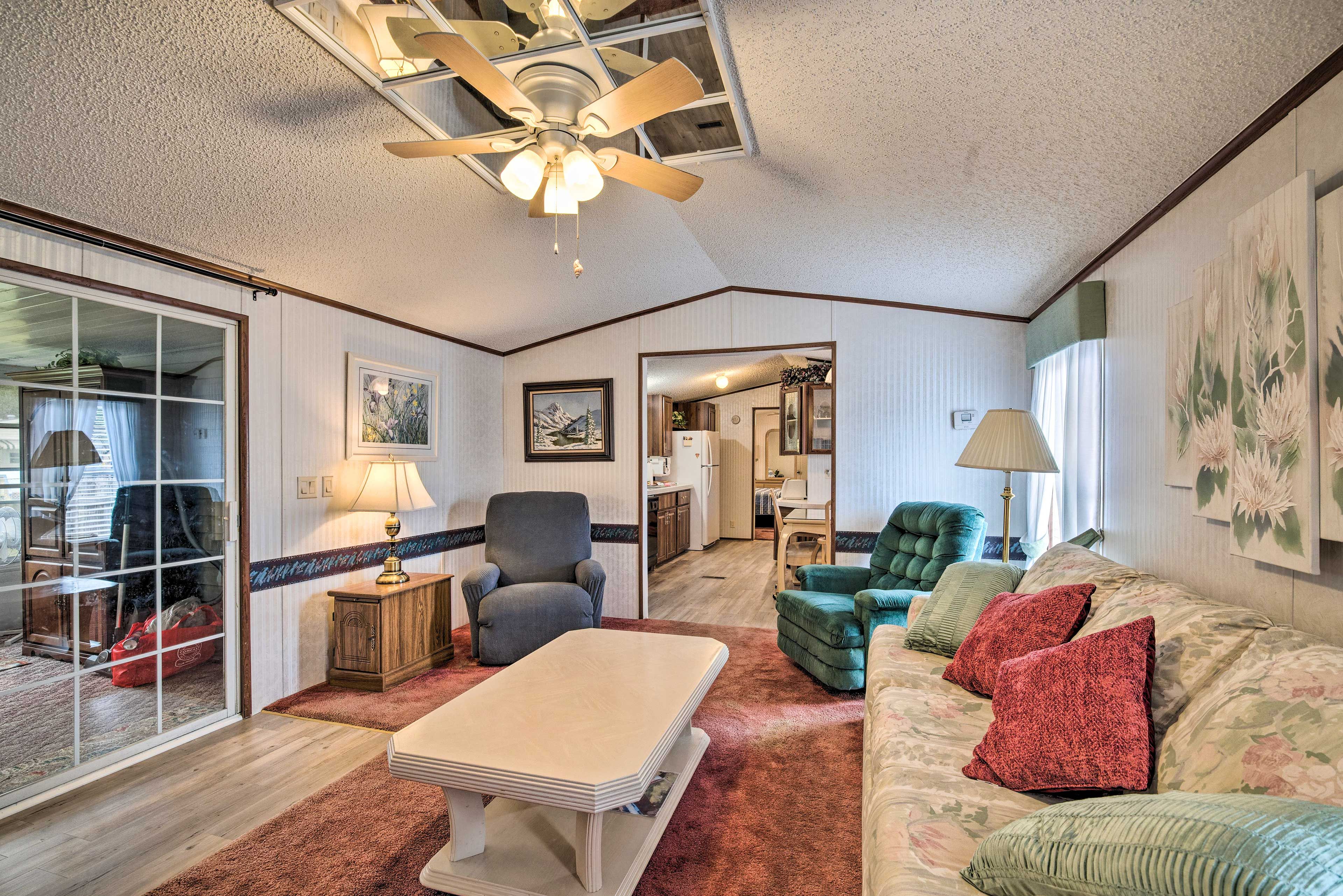 Living Room | Queen Sleeper Sofa | Smart TV | Free WiFi | Central A/C & Heating