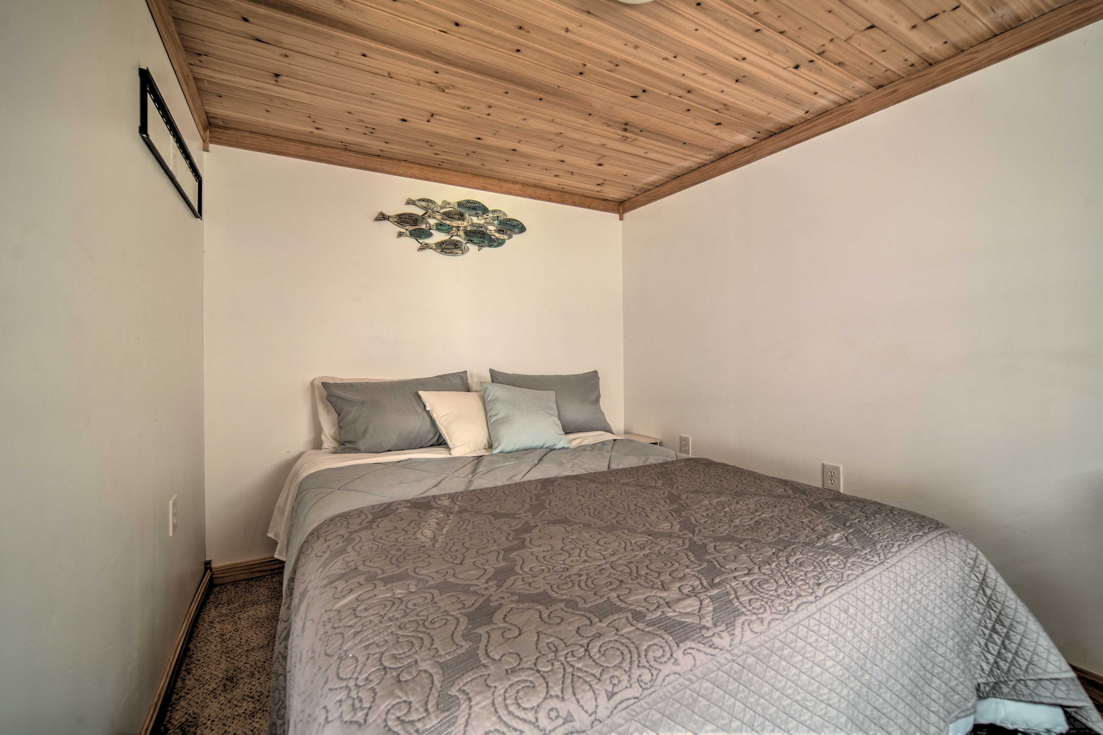 Bedroom 1 | Queen Bed