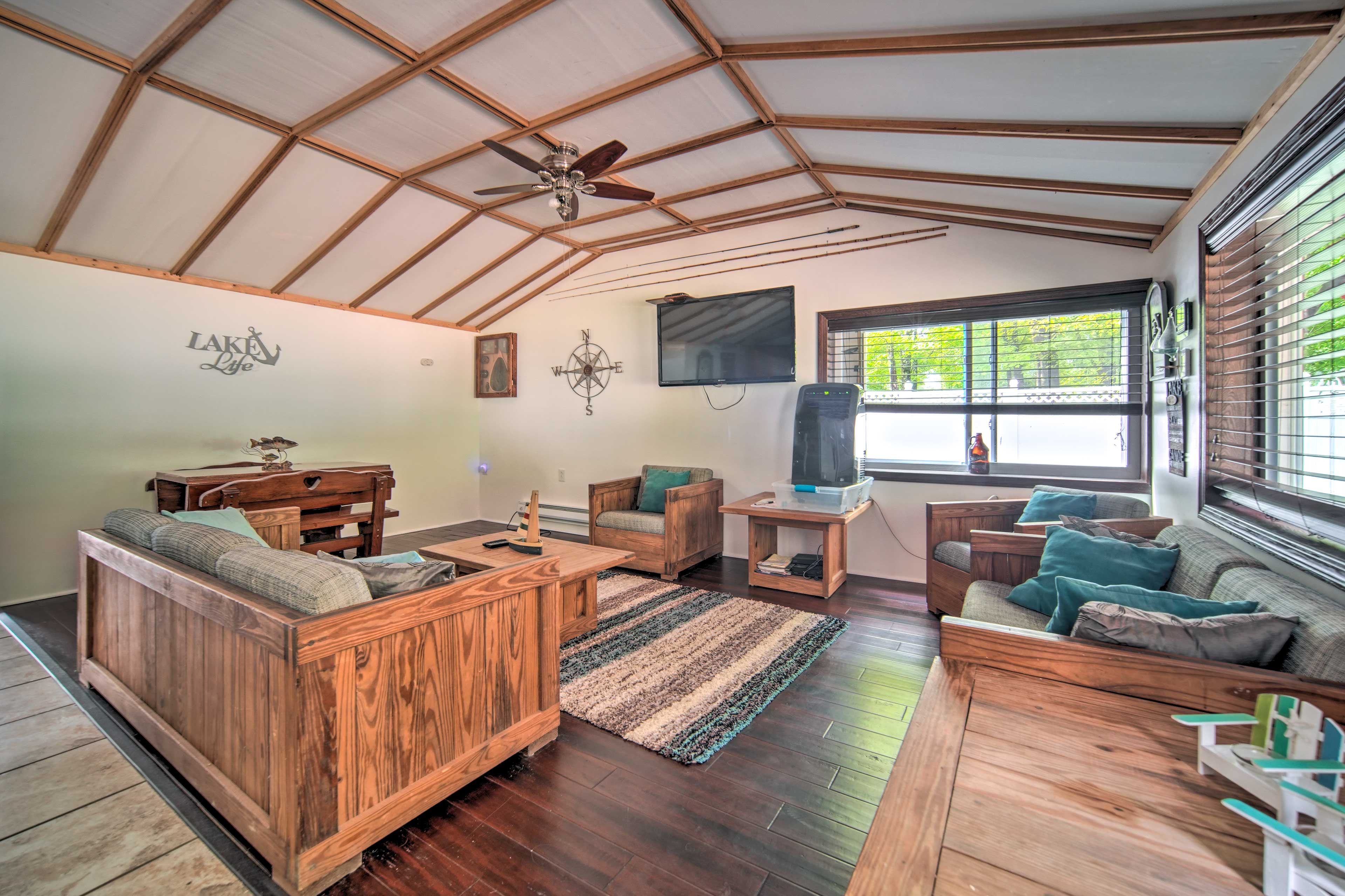 Living Room | Free WiFi | Smart TV | Window A/C Units