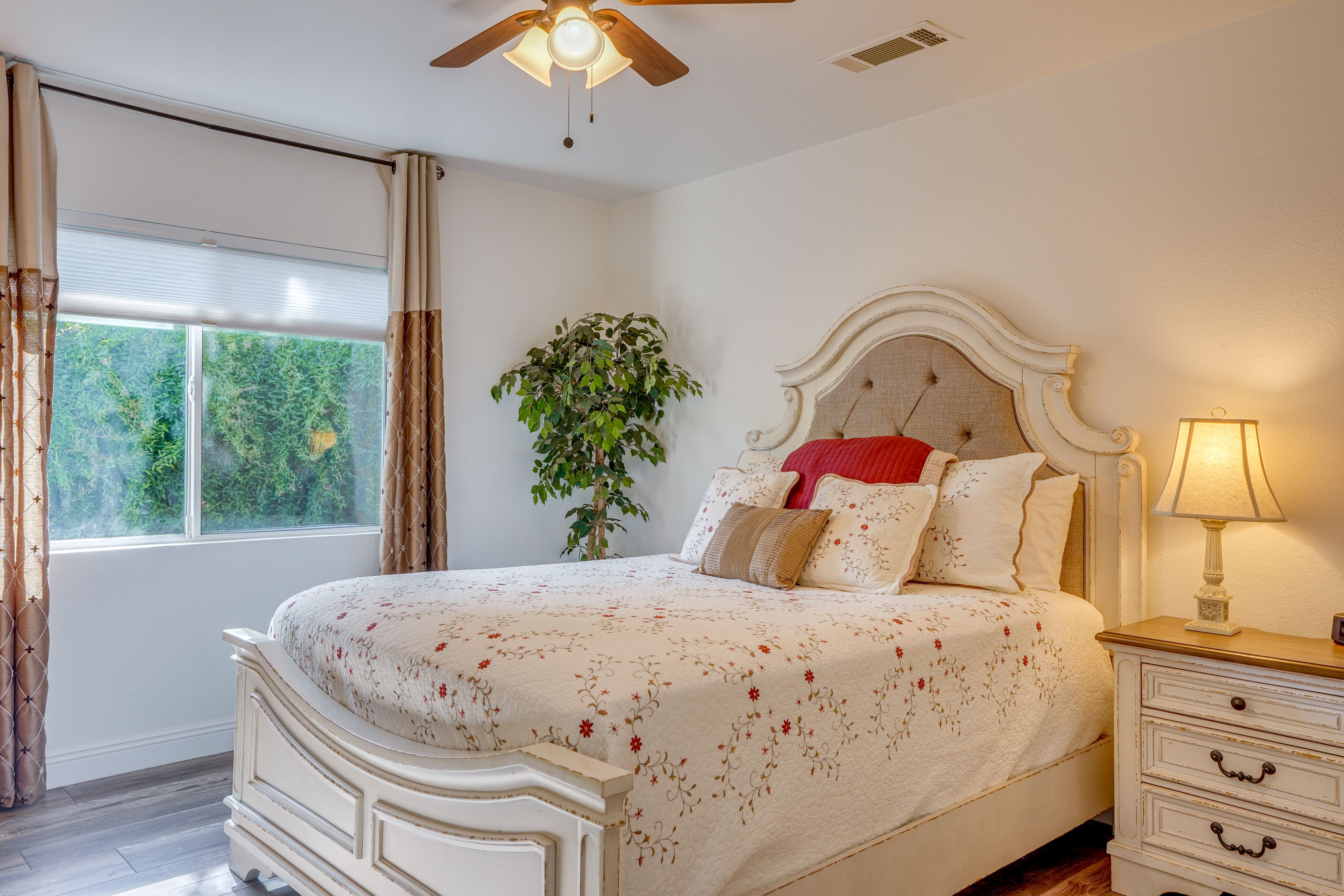 Bedroom 2 | Queen Bed | WFH Desk