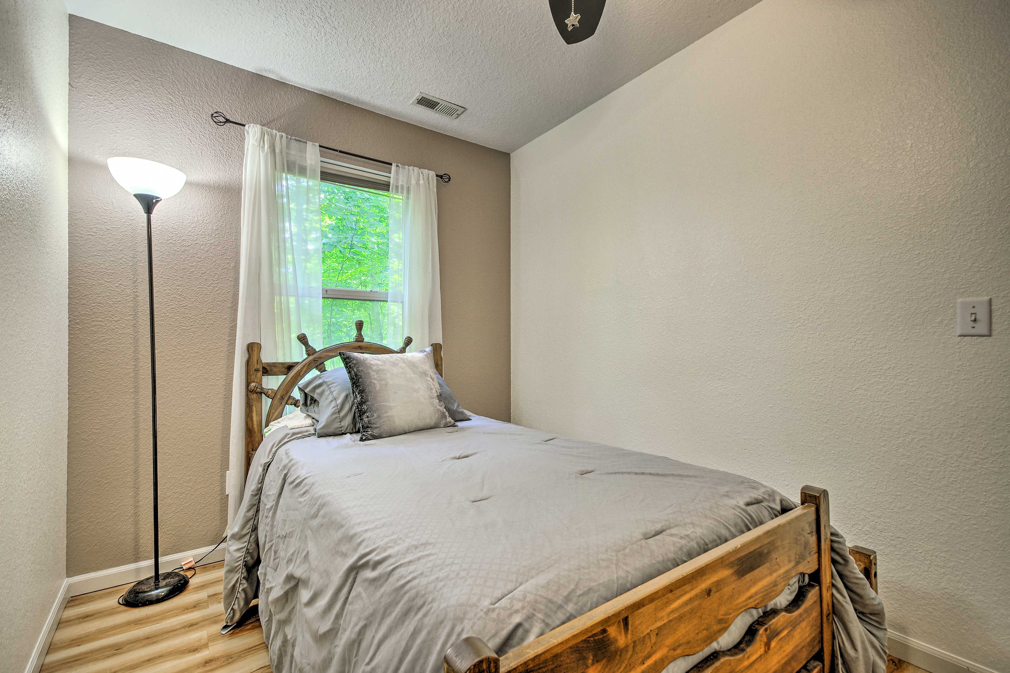 Bedroom 2 | Twin Bed w/ Twin Trundle