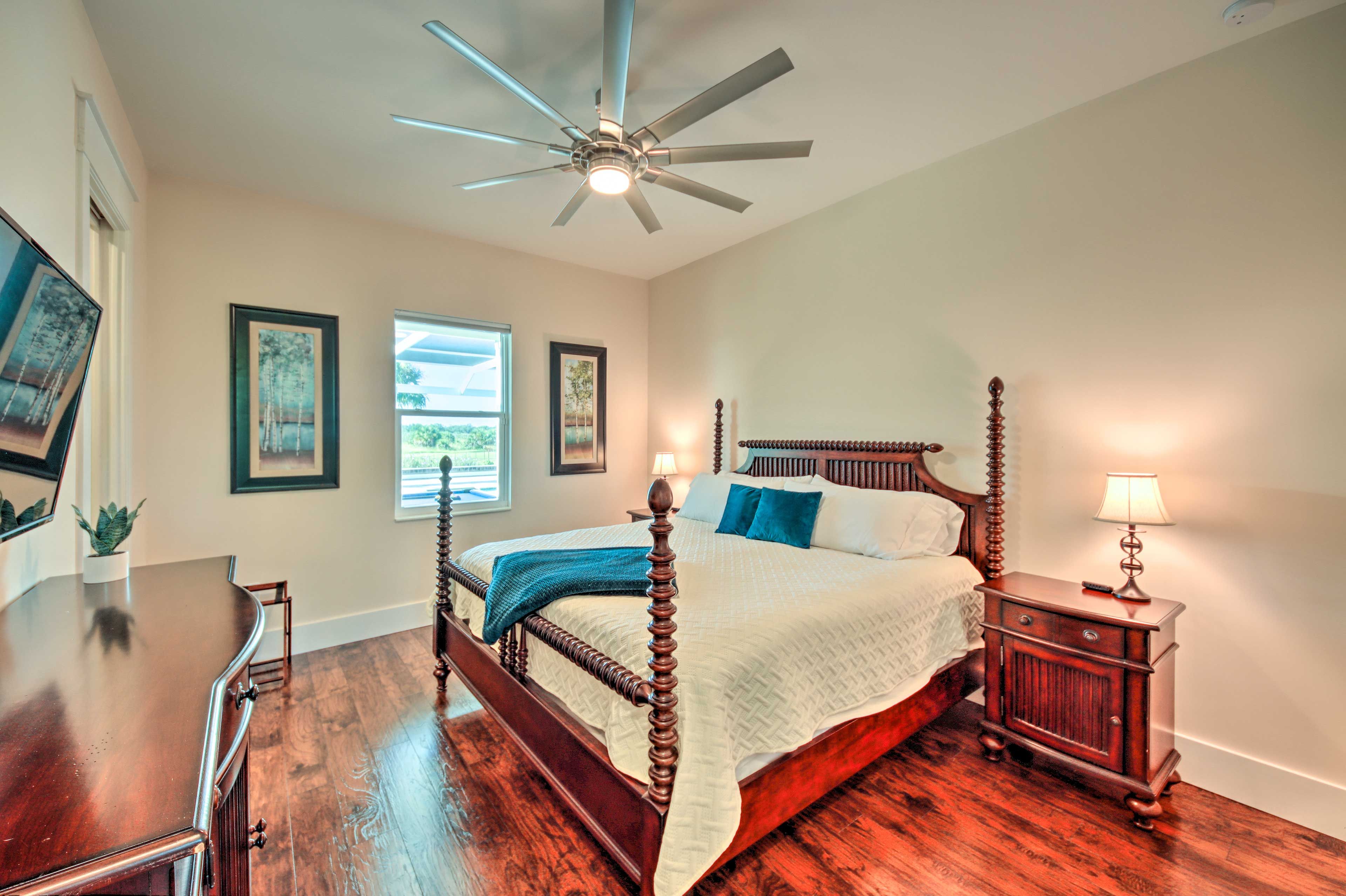 Bedroom 3 | King Bed | Hangers
