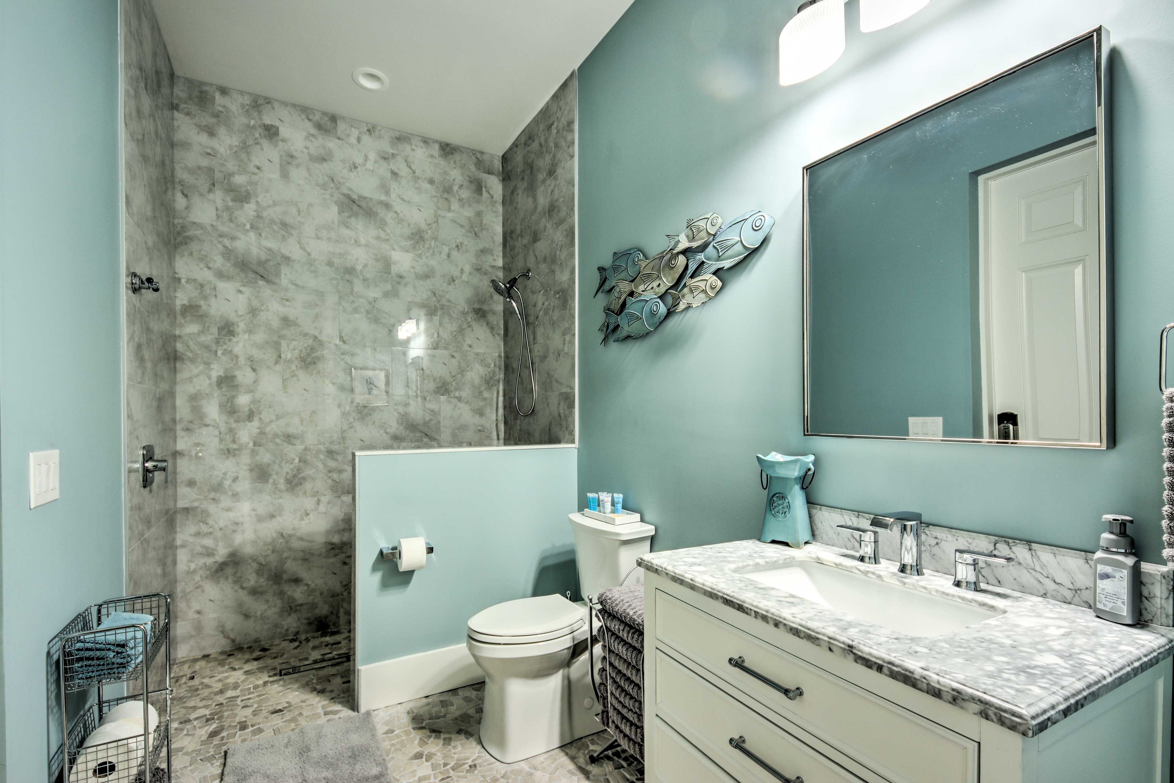 Full Bathroom | Towels Provided | Complimentary Toiletries